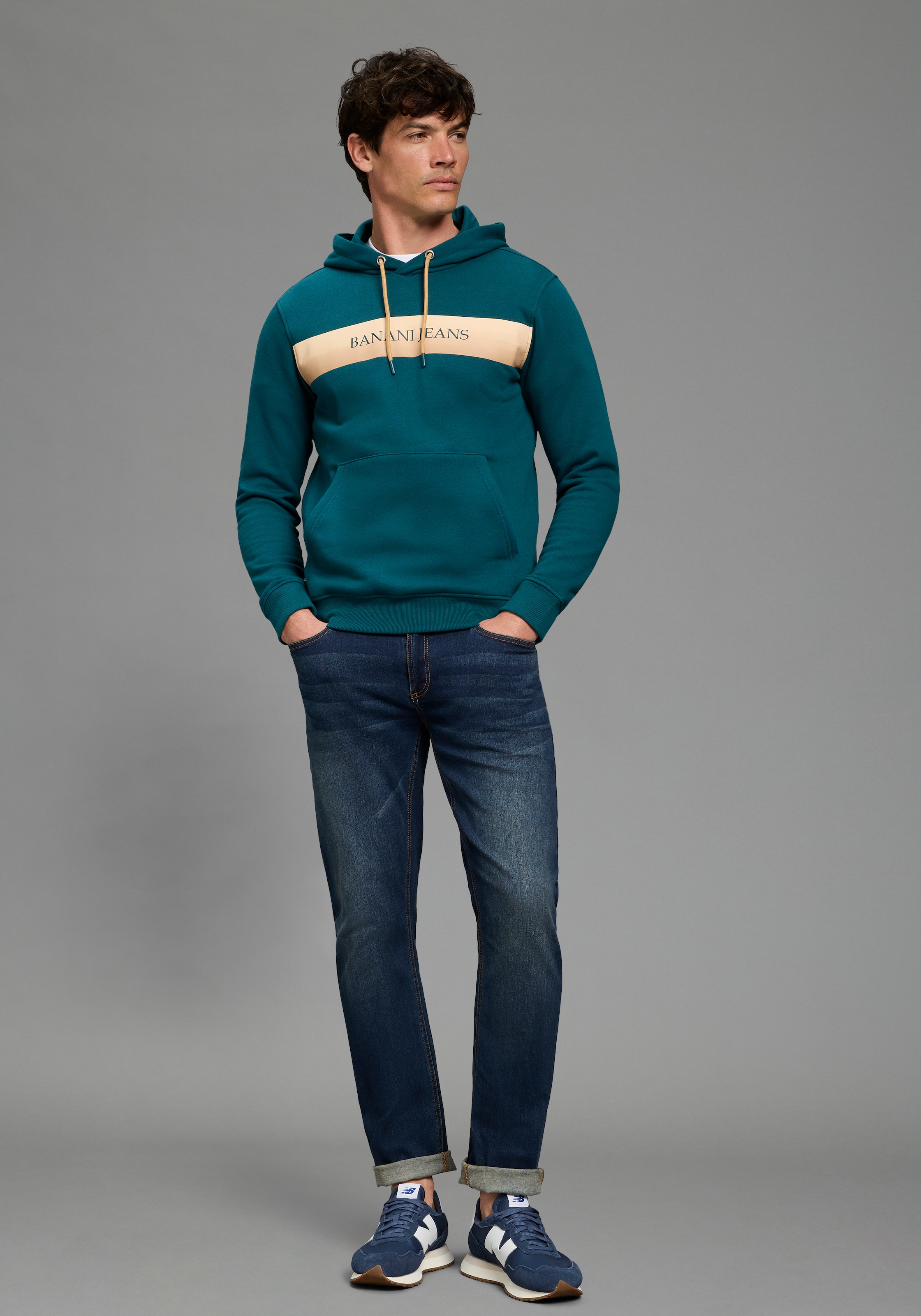 Bruno Banani Kapuzensweatshirt , mit Kapuze und Kordelzügen, mit Kängurutasche, schmale Passform
