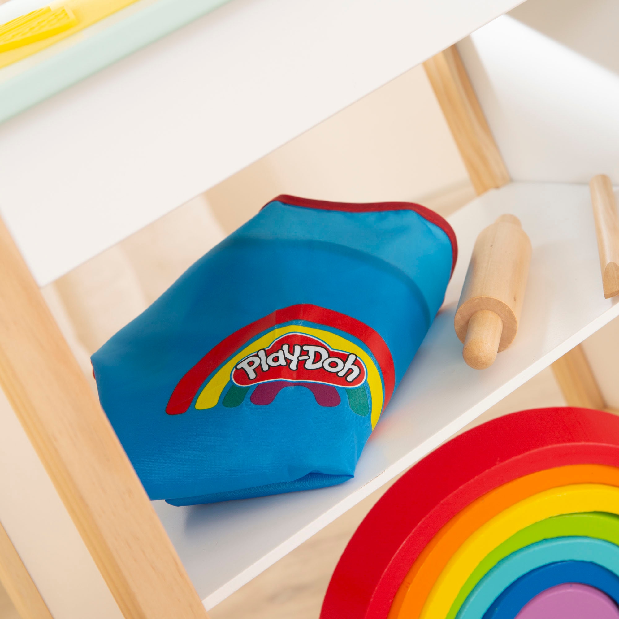 roba® Kindersitzgruppe »Play-Doh Schulpult«, (Set), inkl. 3D-Kreativmatte, 6 Knetdosen, Schürze