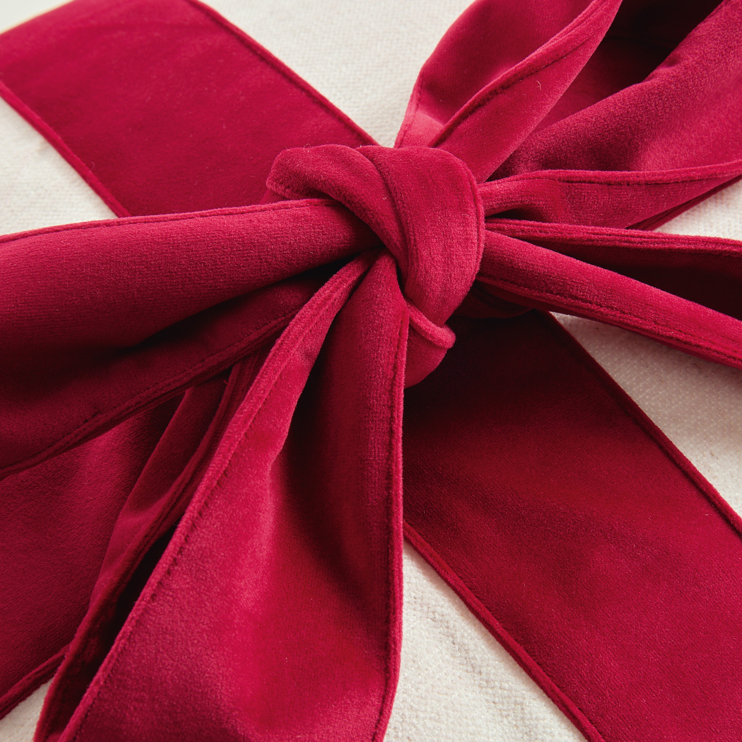 TOM TAILOR HOME Dekokissen »Present«, mit aufgesetzter Geschenkschleife