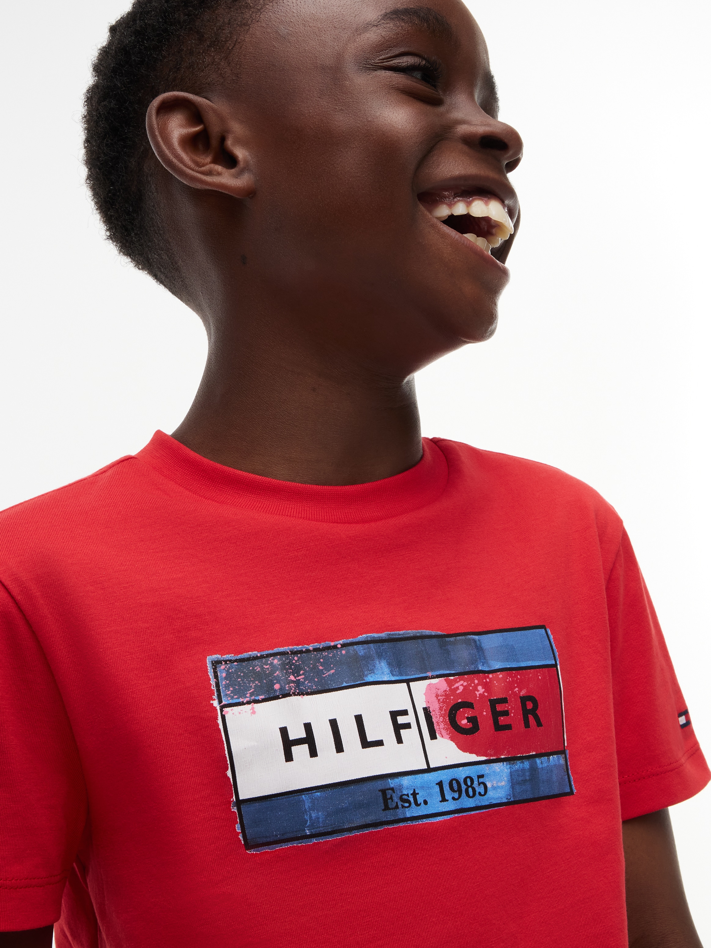 Tommy Hilfiger T-Shirt »HILFIGER FLAG GRAPHIC TEE« Rundhalsausschnitt, Regular Fit, Kinder bis 16 Jahre