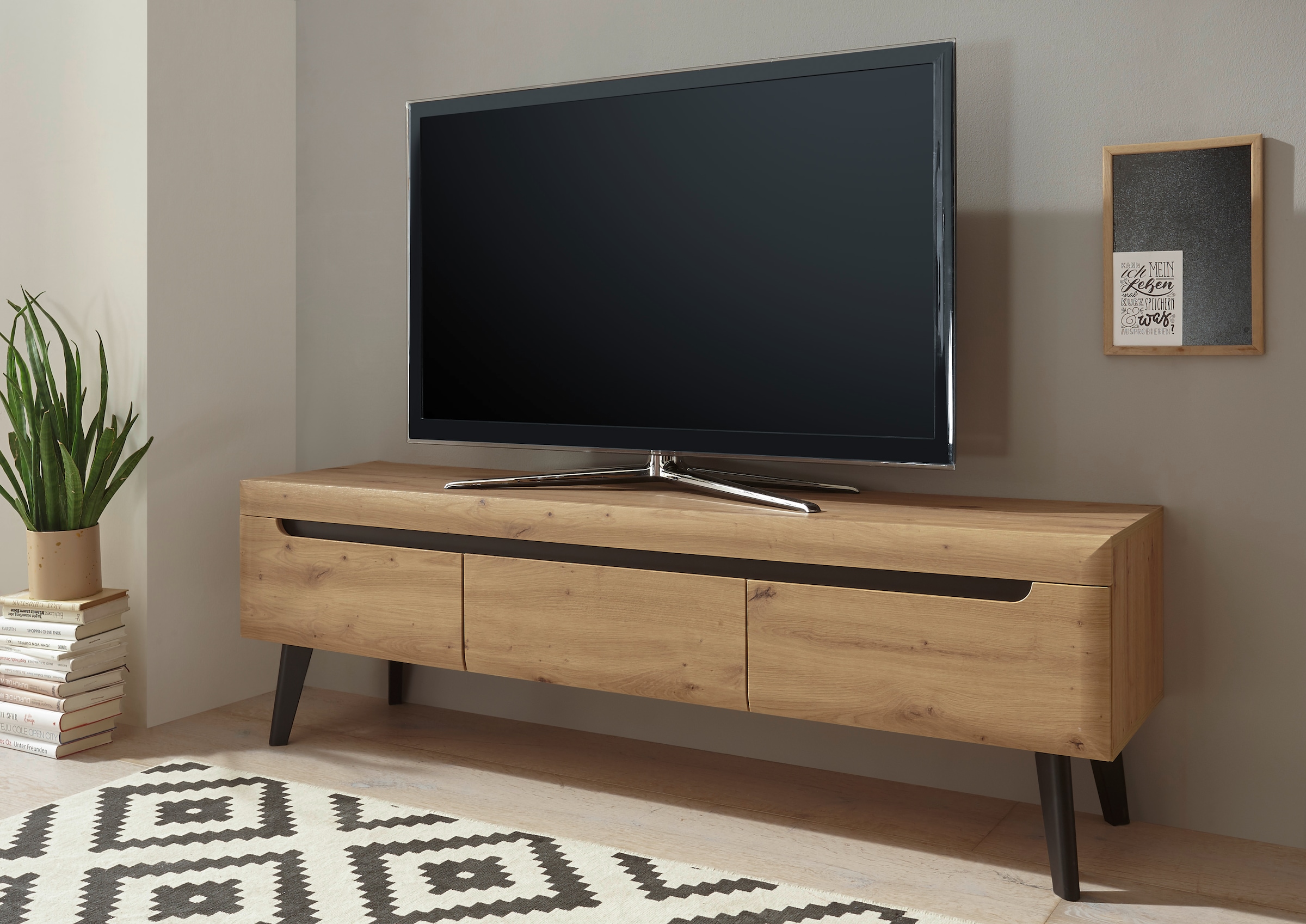 modernes TV-Board aus Holz