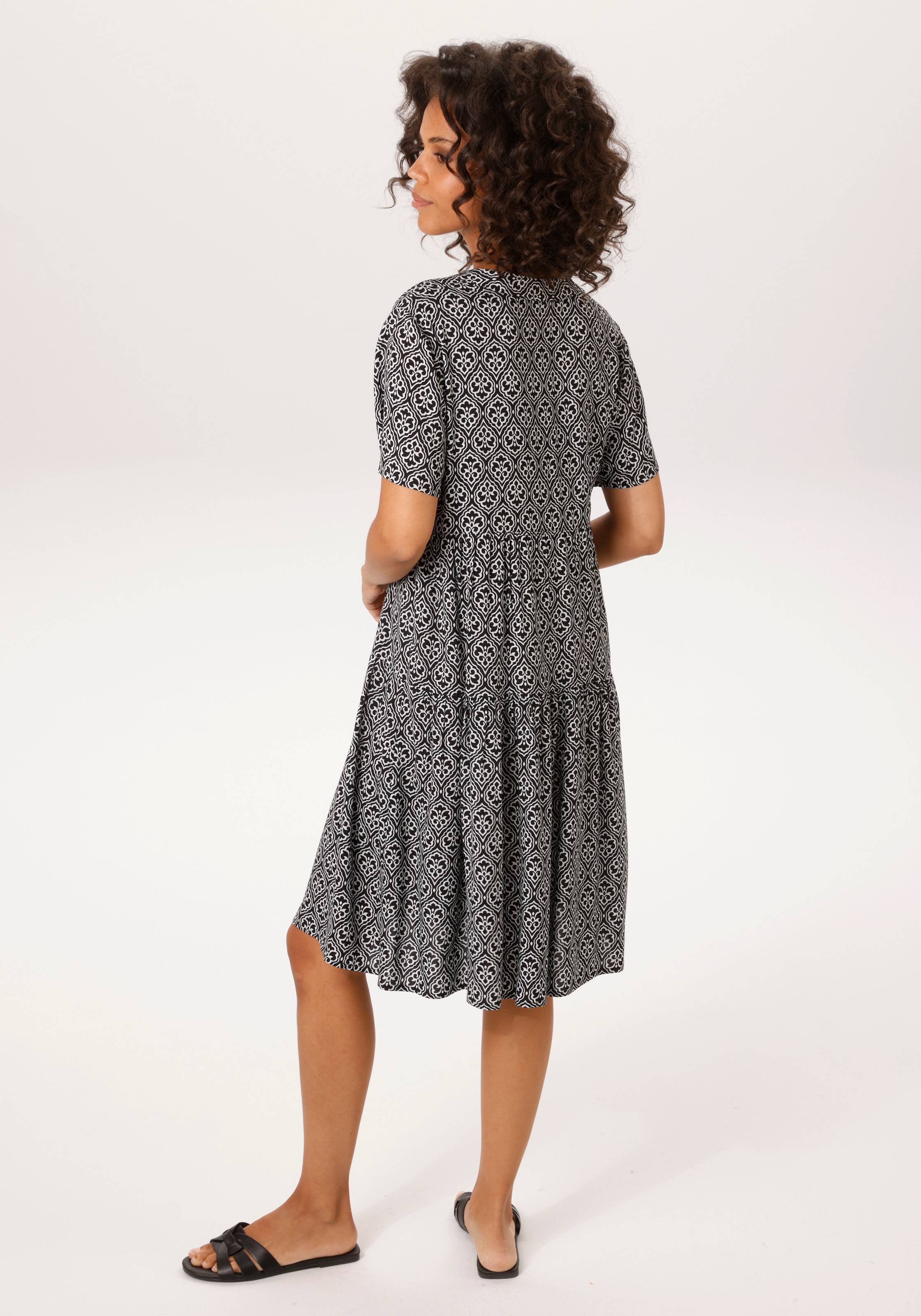 Aniston CASUAL Sommerkleid mit fantasievollem, grafischen Druck - NEUE KOLLEKTION