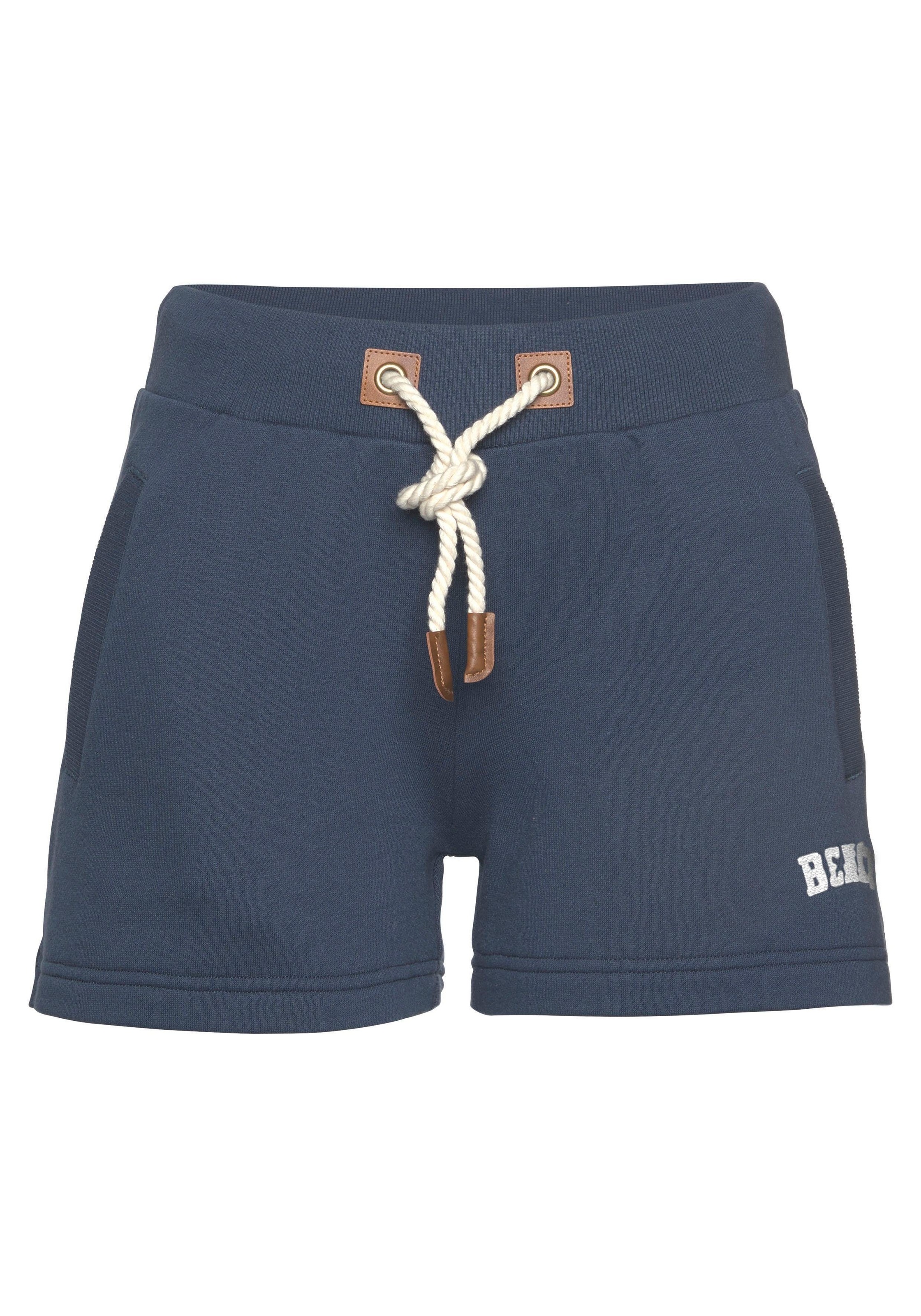 Bench. Sweatshorts, mit Kordelzug und Lederimitat-Details