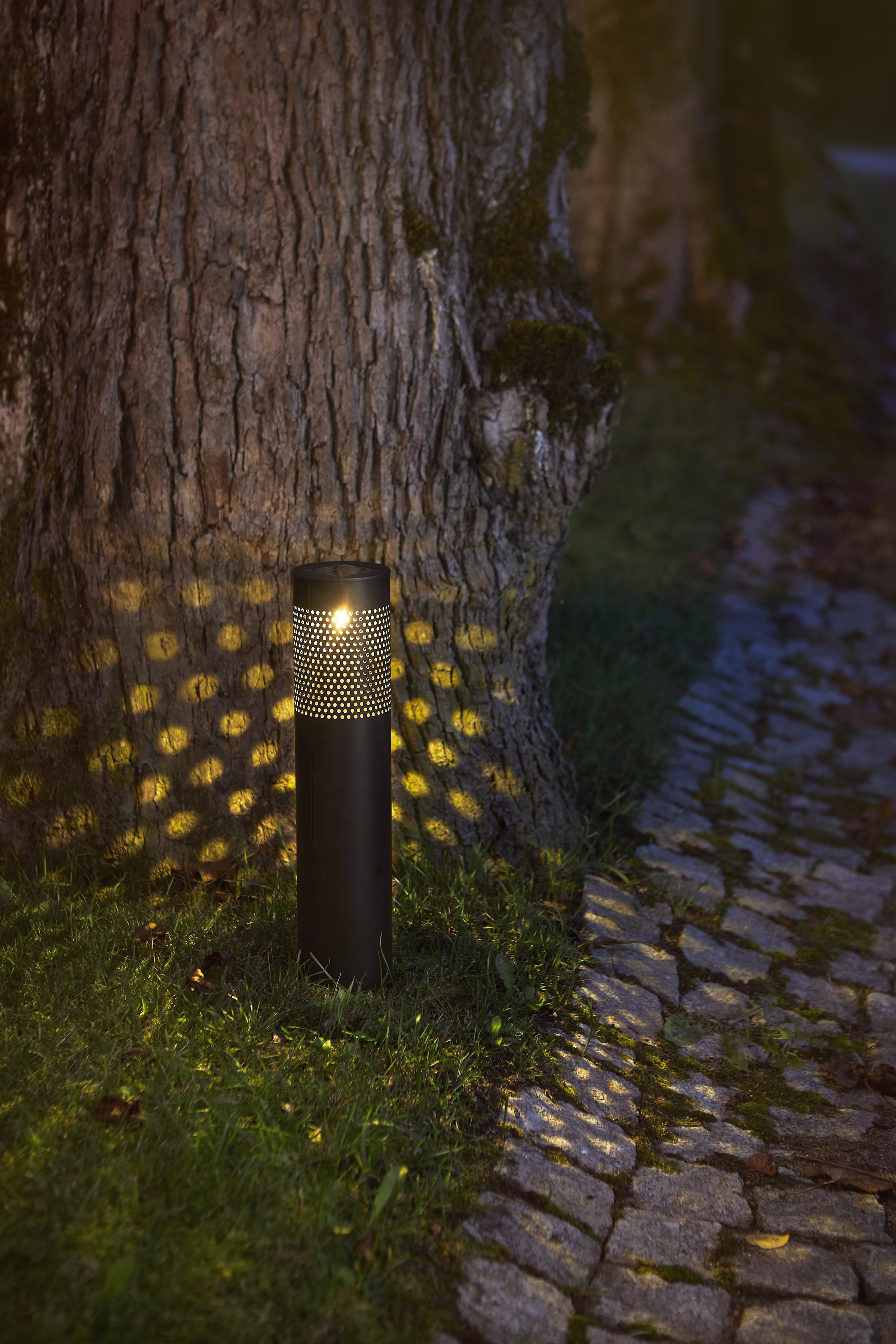 Parforce Traditional Hunting LED Solarleuchte »Solar-Wegleuchte Blace« LED-Board 1 Stk. Warmweiß Lochmuster im Metallgehäuse, Dämmerungssensor