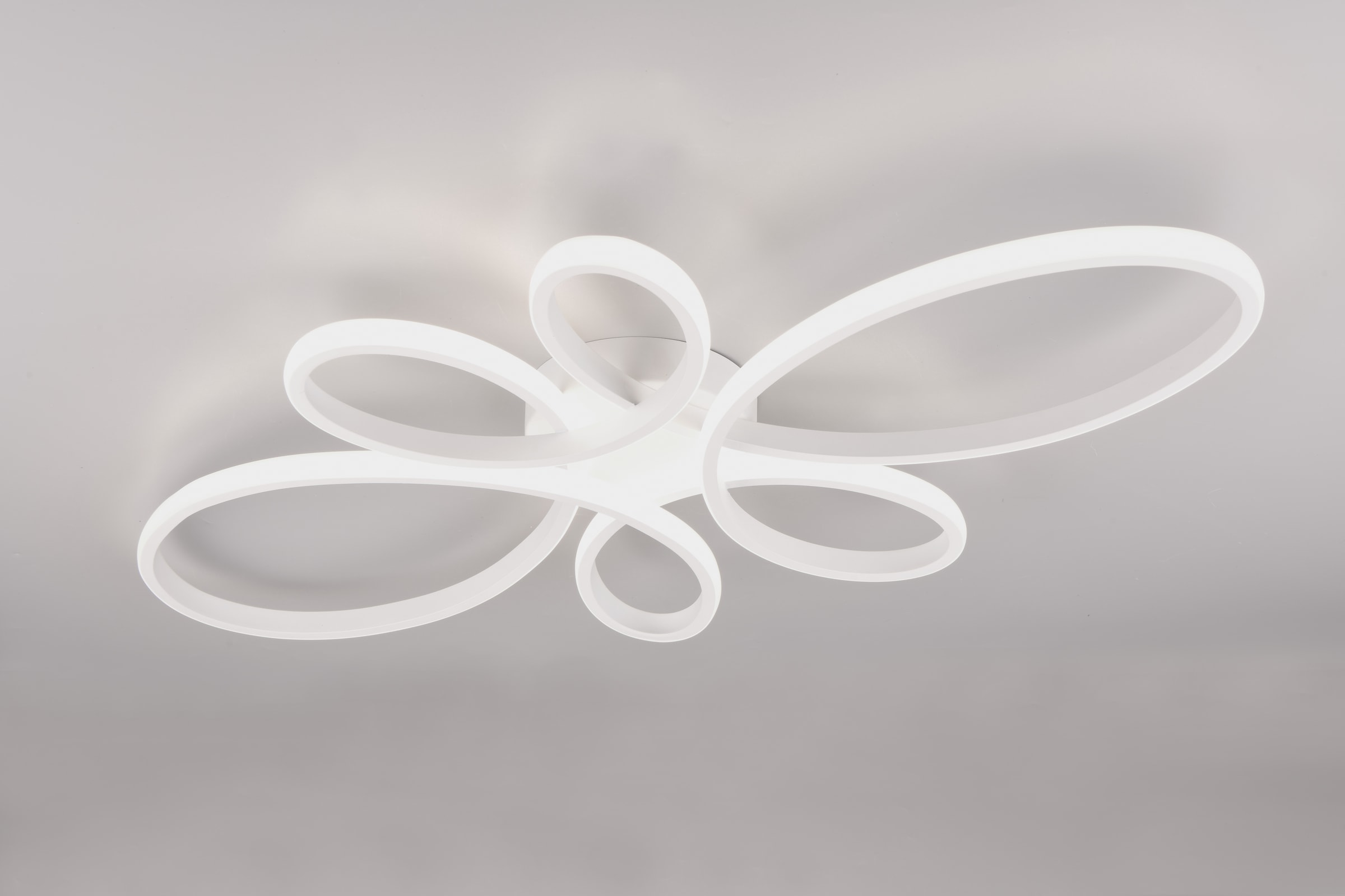 TRIO Leuchten LED Deckenleuchte »FLY, Deckenlampe LED 32W 3900 Lumen kaltweiß 4000K 3-Stufen dimmbar« LED-Board 1 Stk. Kaltweiß Maße 83x45 cm, LED Band Schleife Deckenlampe Schlafzimmer Wohnzimmer