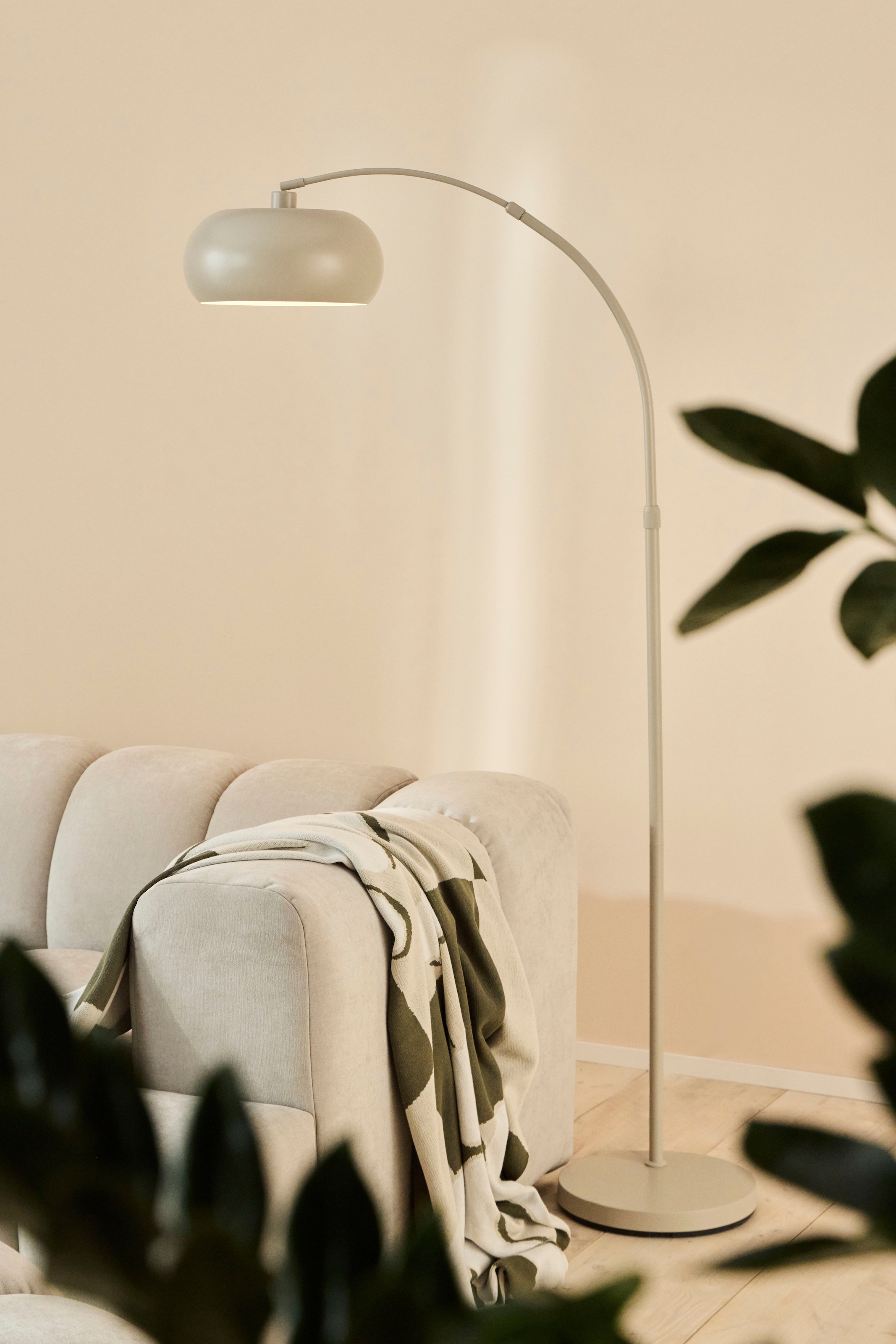 homsy by Ana Johnson Stehlampe »Lightbow - Bogenleuchte in elegantem mattem Beige-Metall« E27 1 Stk. warmweiß - kaltweiß moderne Stehleuchte fürs Wohn- Schlafzimmer höhenverstellbar