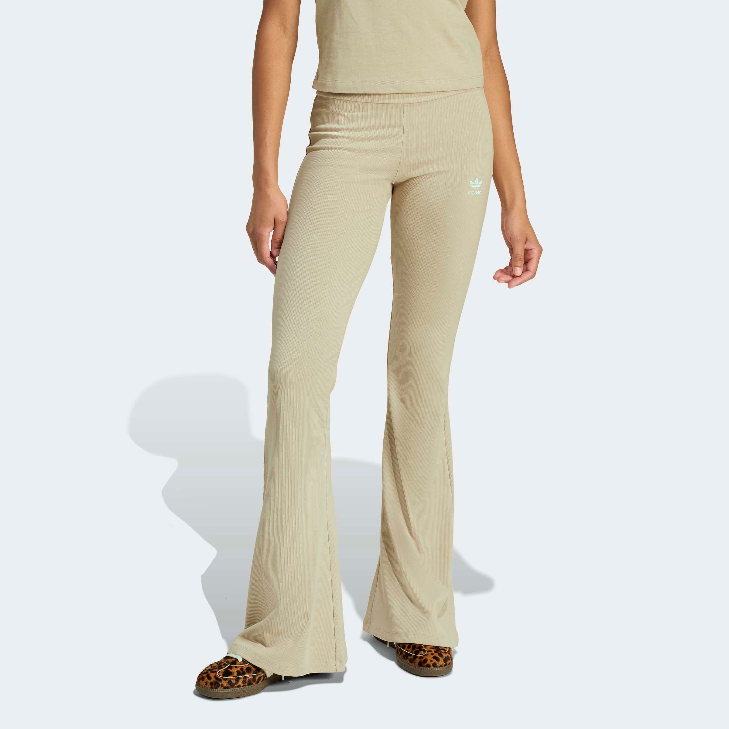adidas Originals Leggings »ESS FL LEGGINGS«  mit ausgestelltem Bein und Ripp Optik, hoher Bund