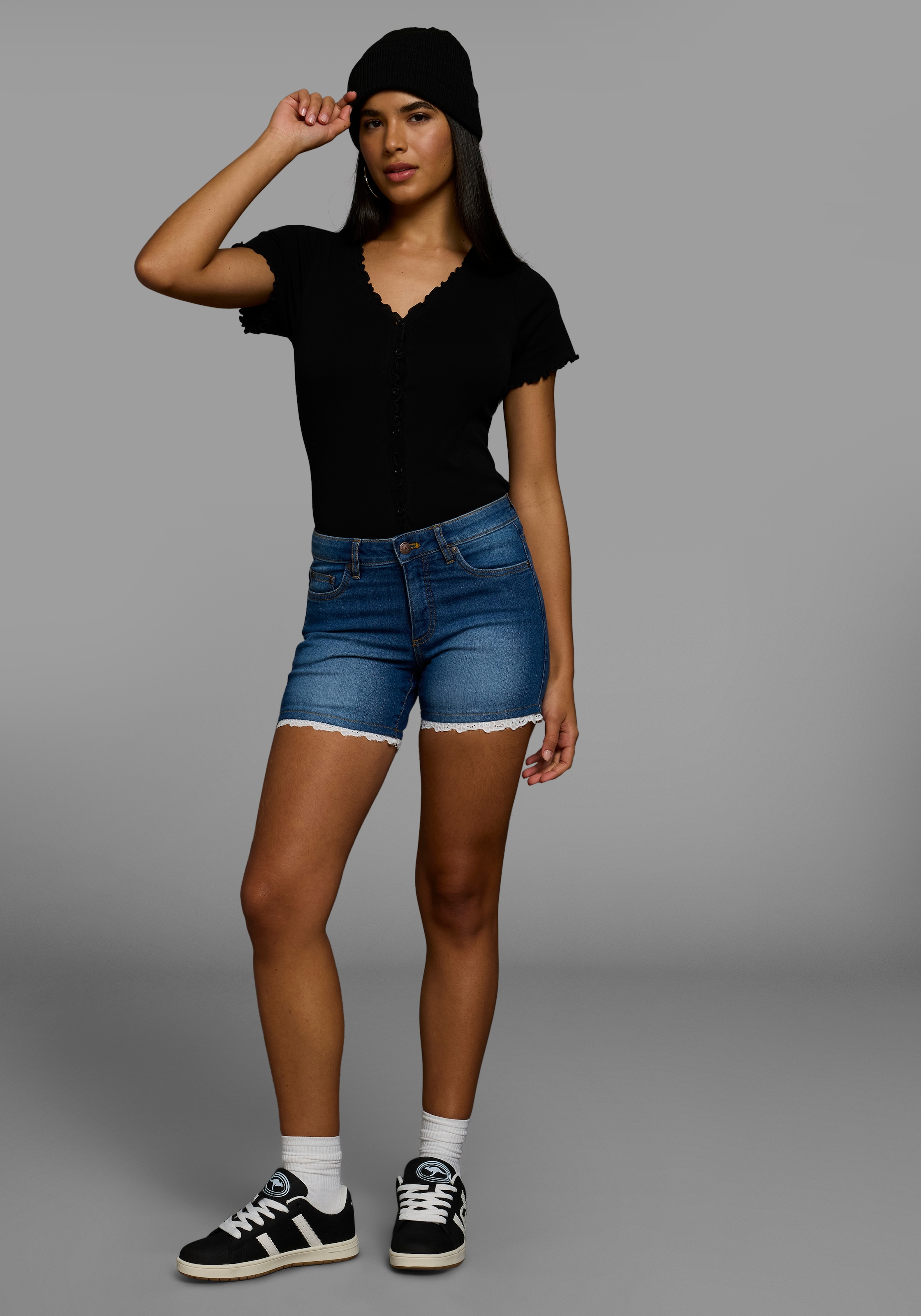KangaROOS Jeansshorts, mit Spitze