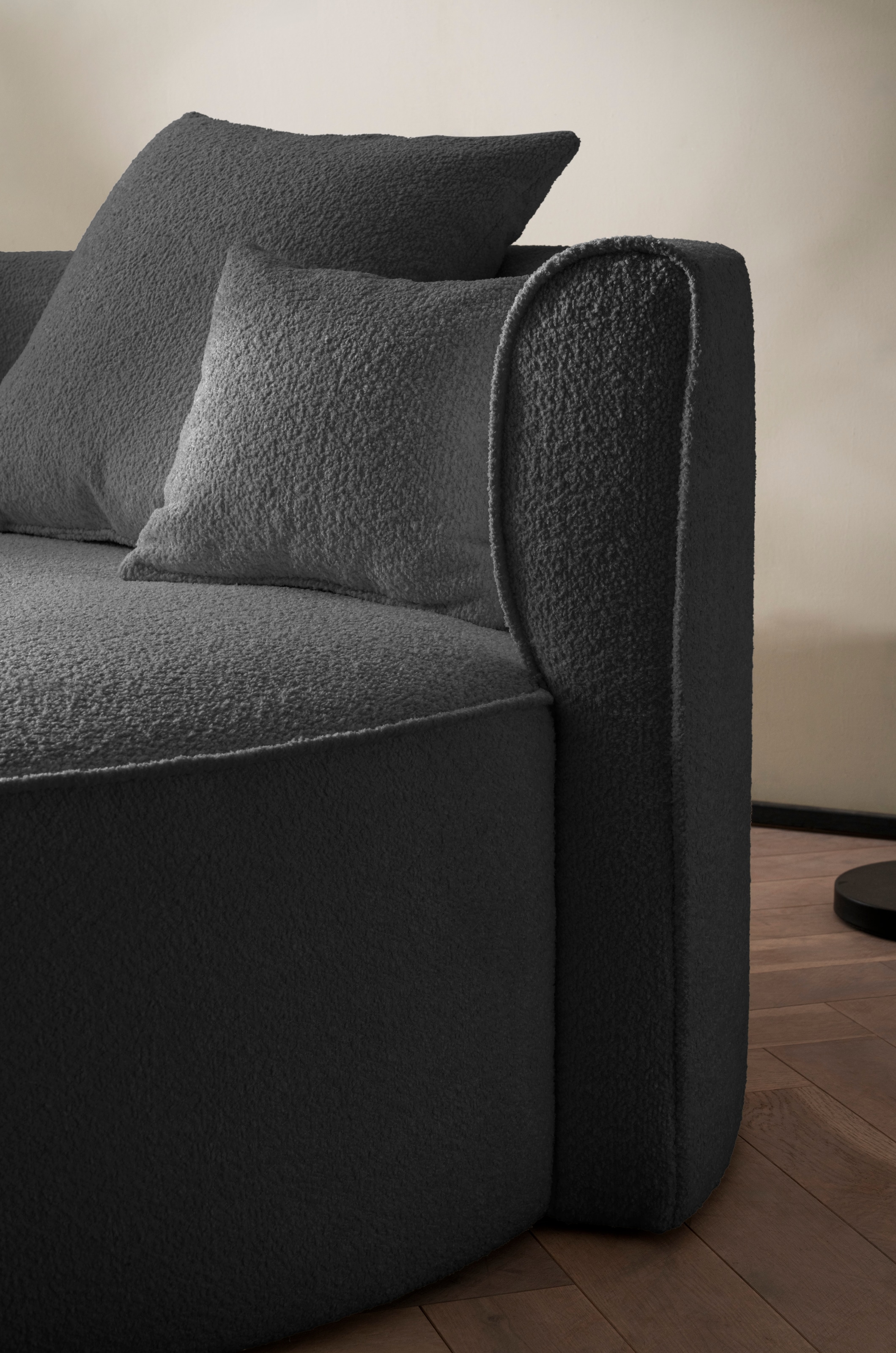 LeGer Home by Lena Gercke 2,5-Sitzer »ISALIE, rundes Loungesofa, mit Kissen, perfekt gepolstert«, moderne Stoffe, mit 4 Zierkissen, extra große Sitzfläche