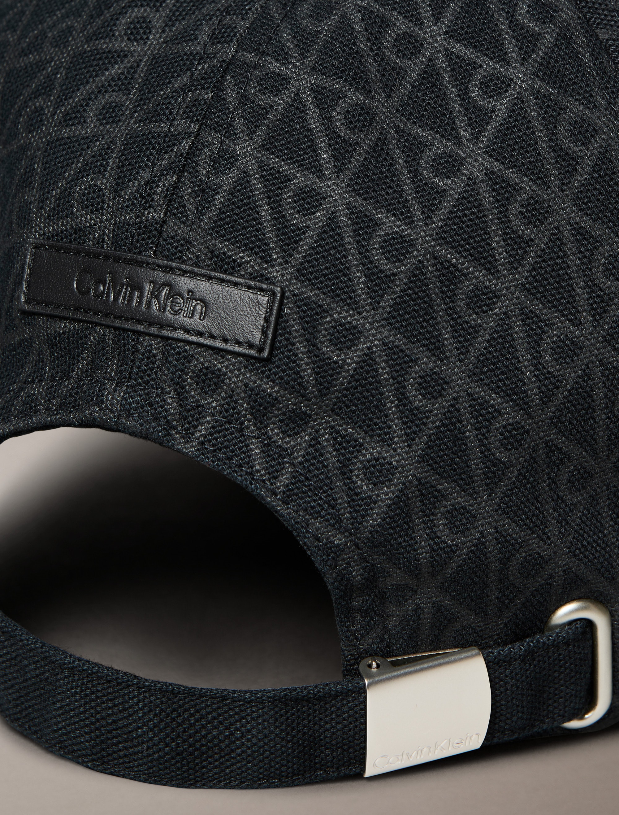 Calvin Klein Baseball Cap »EMBLEM PRINT w LEATHER PATCH CAP«, Mit festem Schirm