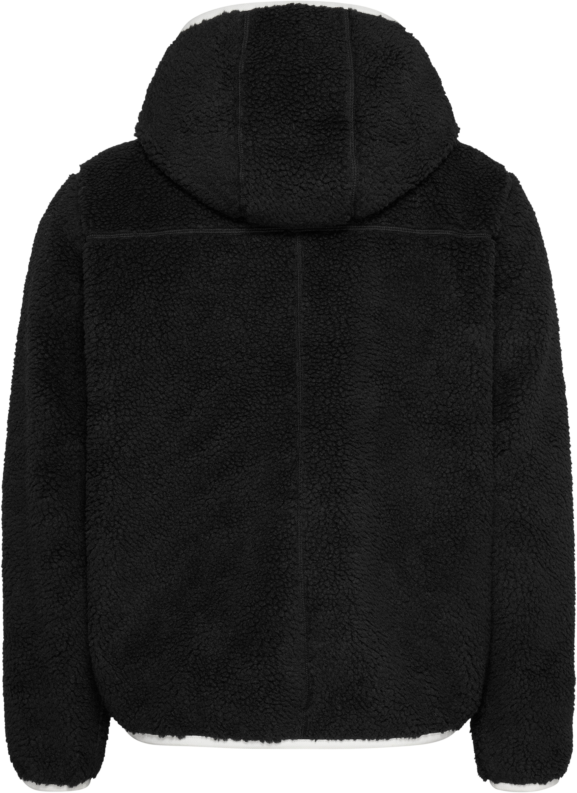 Tommy Jeans Plüschjacke »TJM REG BADGE TEDDY ZIP TRU EXT«, mit Kapuze, Freizeitjacke, Übergangsjacke, Teddyjacke mit Logopatch