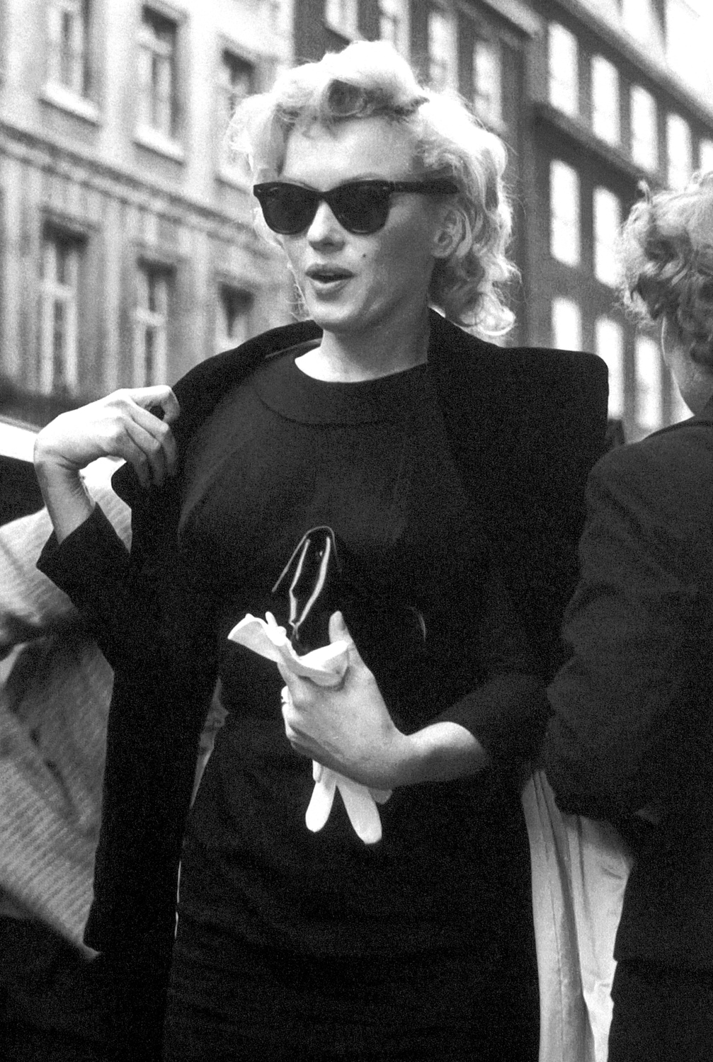 queence Acrylglasbild »Sunglasses«, Schwarz-Weiß-Frau-Stars-Portrait-Foto-Film-Filmfiguren-Filmszene, Fine Art-Print in Galeriequalität