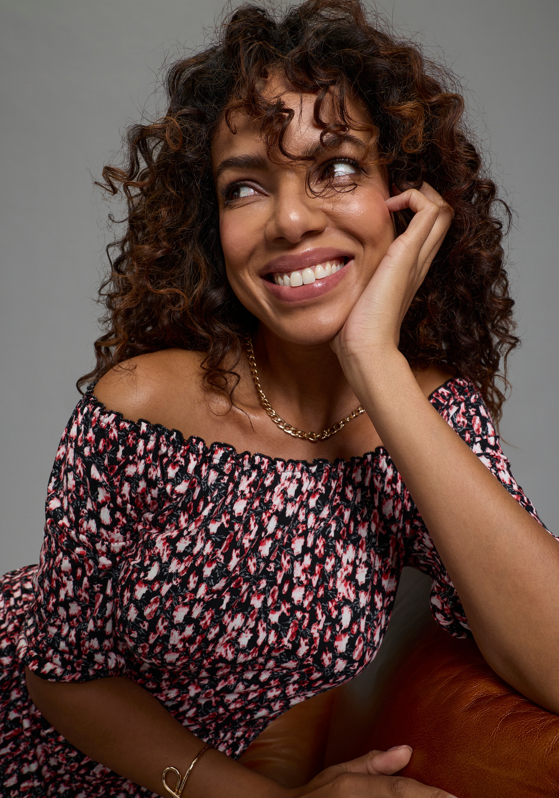 Bruno Banani Maxikleid mit Carmen-Ausschnitt und in geblümter Optik