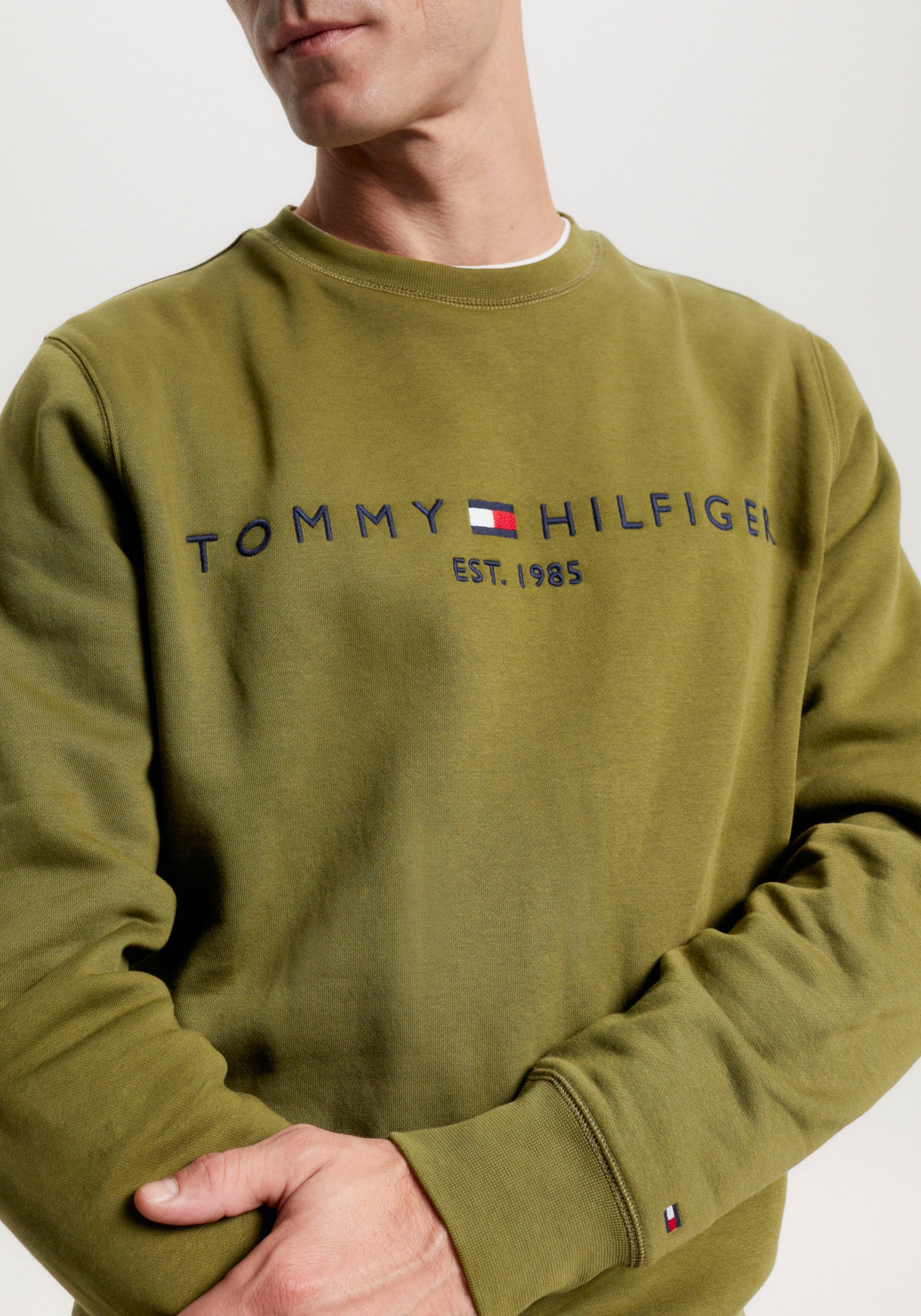 online LOGO Sweatshirt klassischem »TOMMY mit SWEATSHIRT«, OTTO shoppen Tommy Rundhalsausschnitt Hilfiger bei