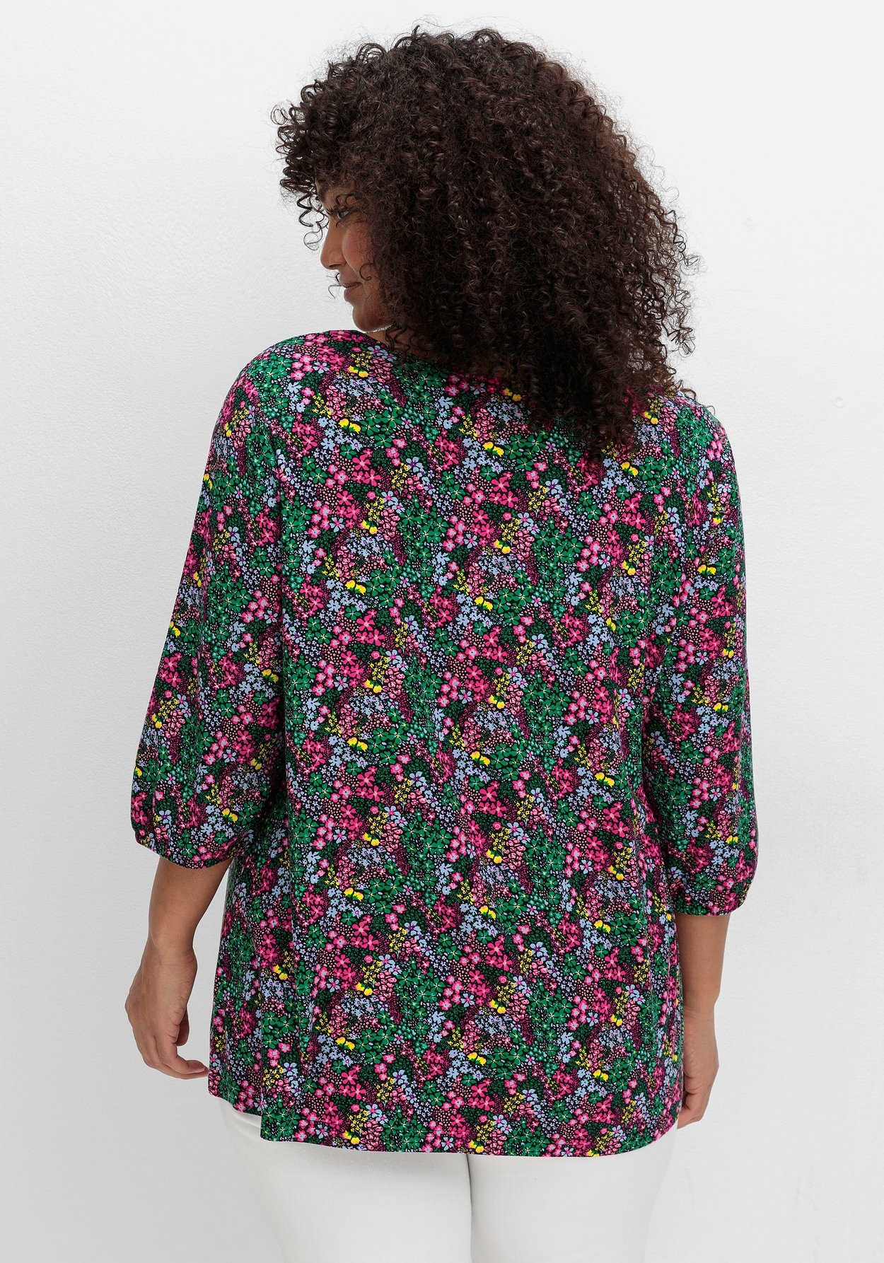 Sheego T-Shirt »Shirt mit Allover-Blumendruck und tiefem Ausschnitt«