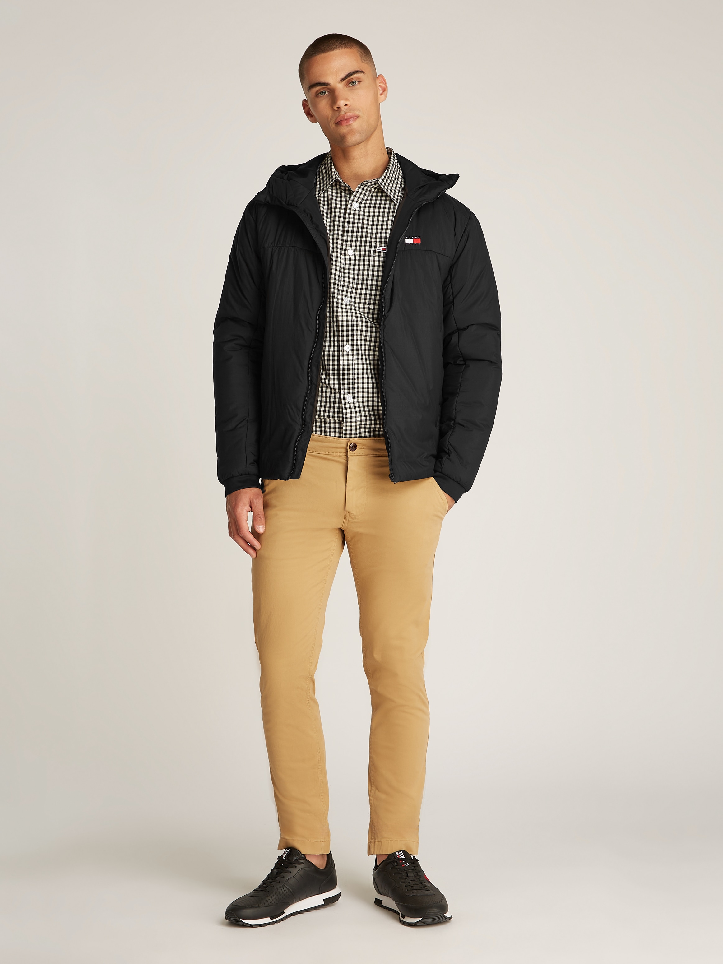 Tommy Jeans Kurzjacke »TJM LT POLY JACKET EXT«, mit Kapuze, mit Logostickerei
