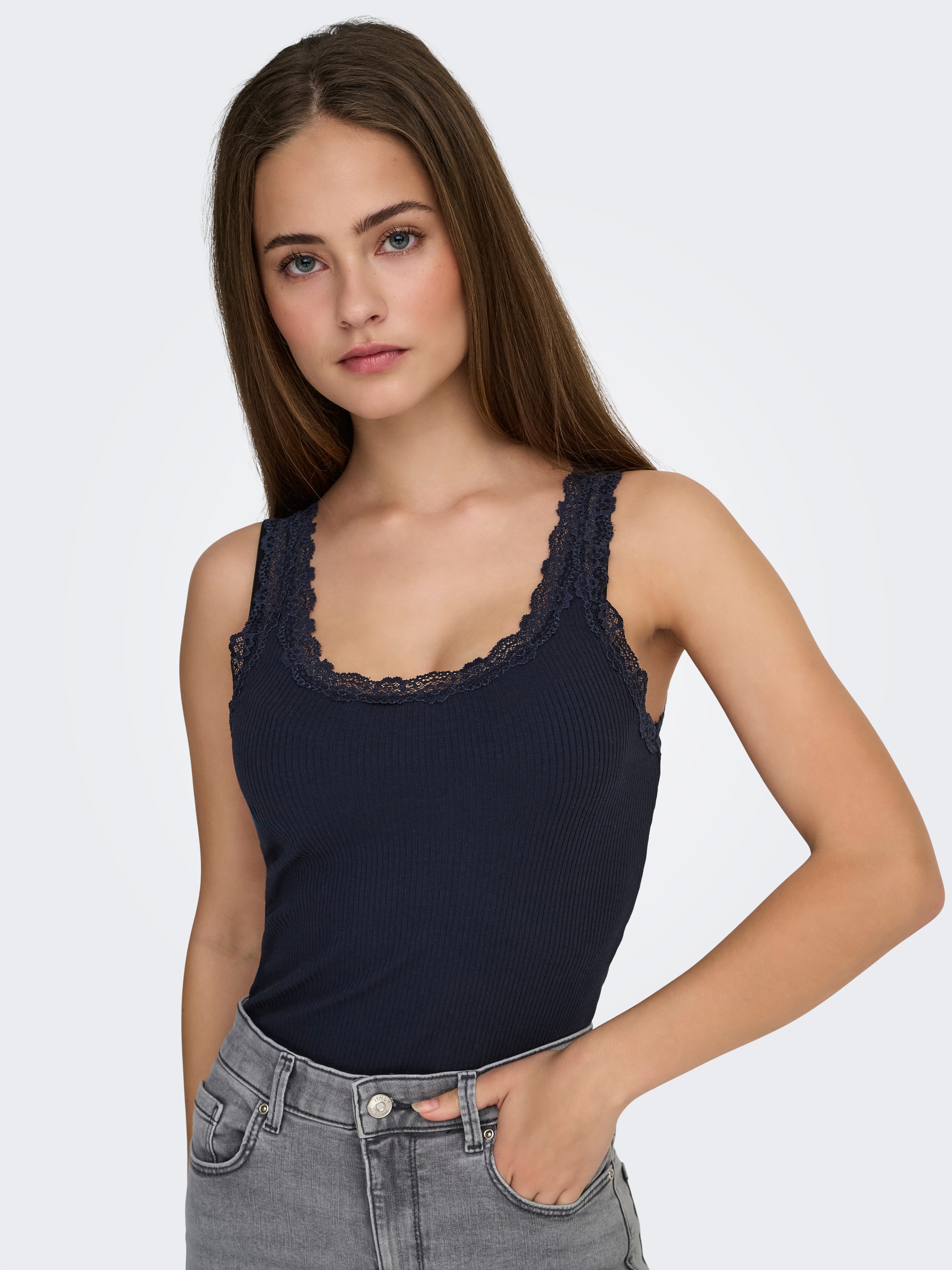 ONLY Tanktop »ONLSARA – Tanktop mit Spitzendetail am Ausschnitt« Baumwollmischung, regular fit