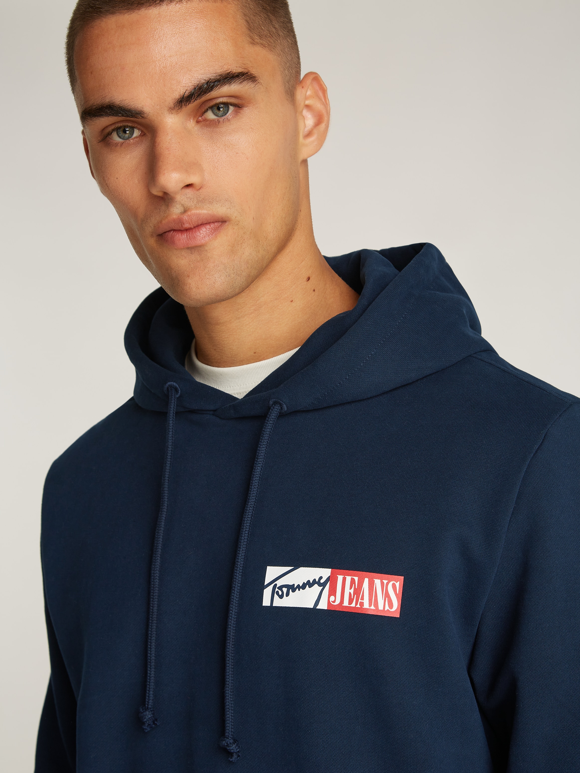 Tommy Jeans Plus Hoodie »TJM REG ENTRY GRAPHIC HOODIE EXT«, in Großen Größen, Logodruck, Kängurutasche
