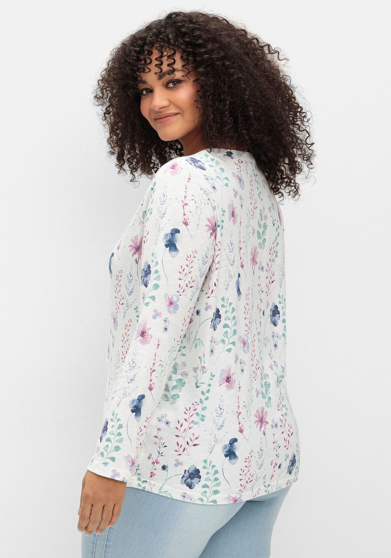 Sheego Langarmshirt »Langarmshirt mit Blumenmuster und Knopfleiste«