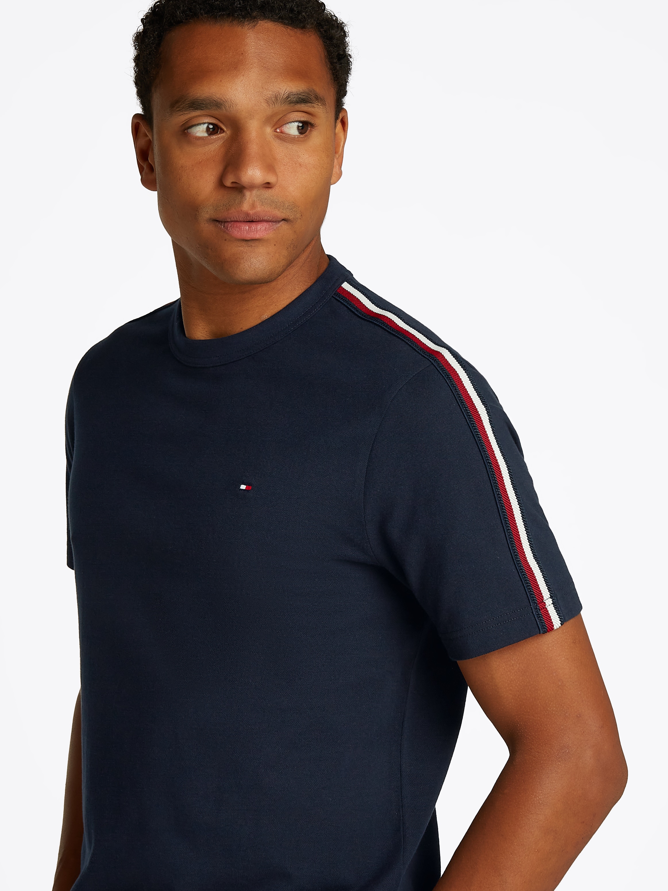 Tommy Hilfiger Kurzarmshirt »GLOBAL STRIPE TAPE TEE«, Mit Rundhalsausschnitt