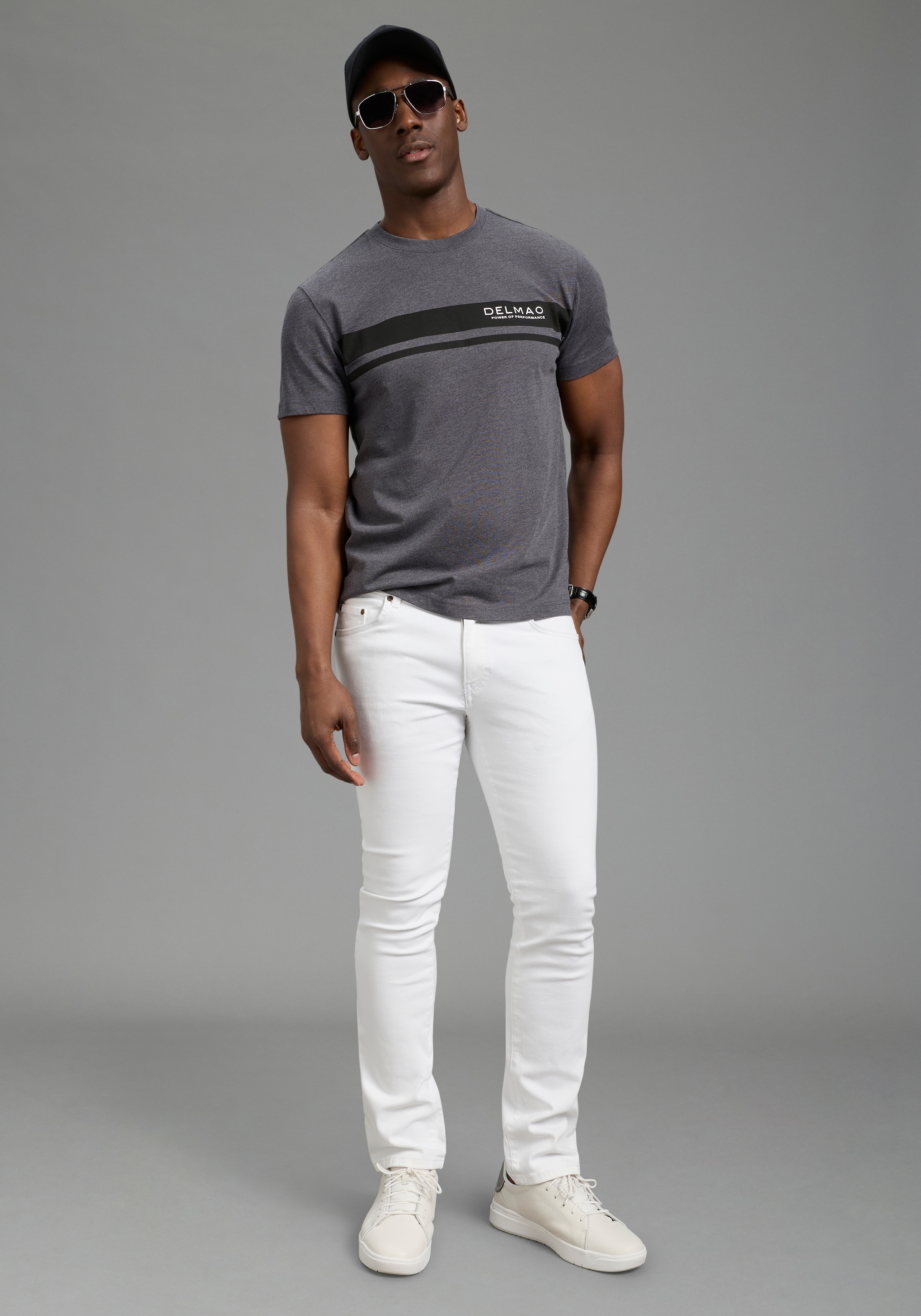 DELMAO Rundhalsshirt »Neue Kollektion!« Kurzarm, mit Rundhalsausschnitt, normale Passform, Casual-Stil