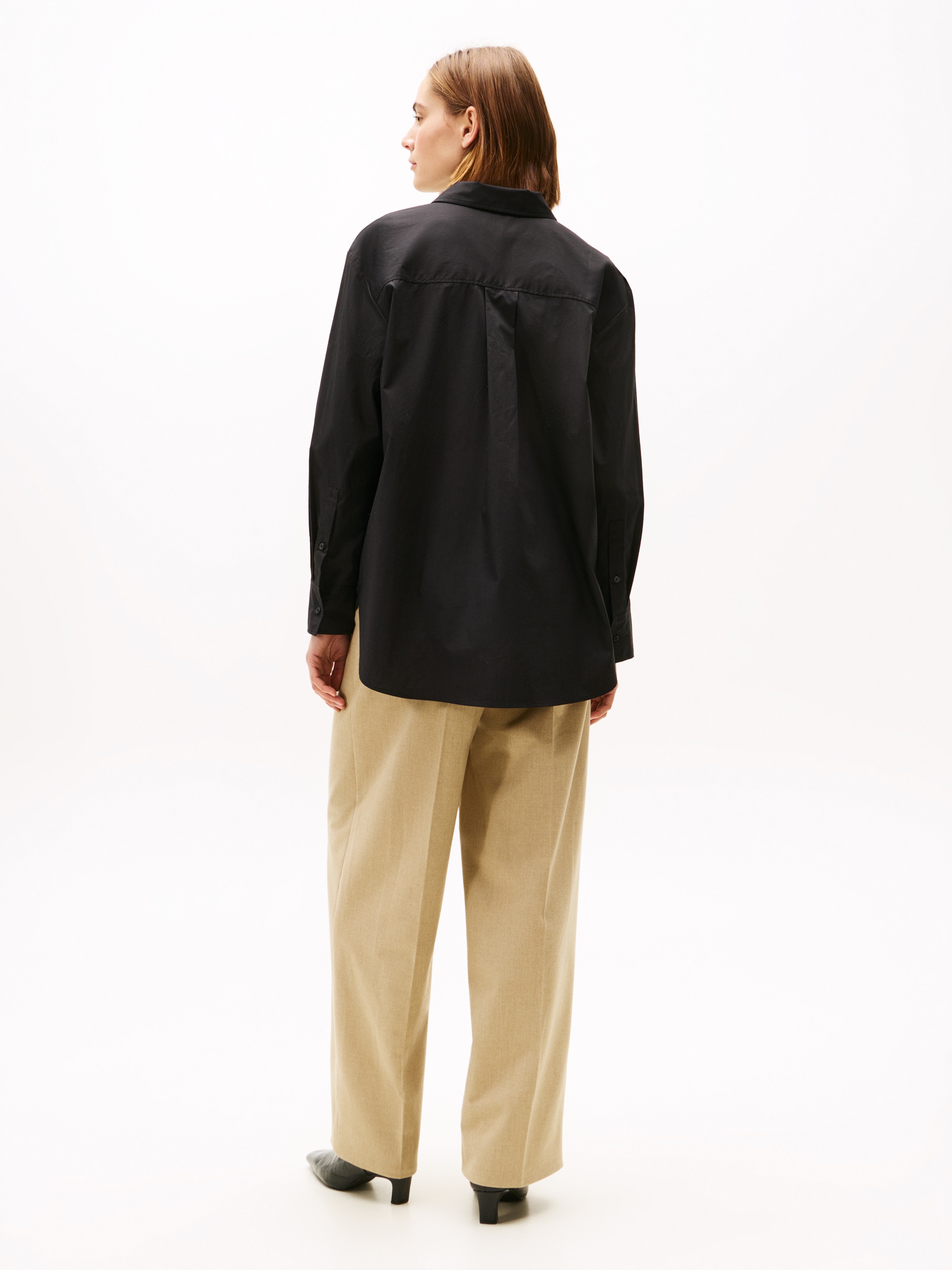 Tommy Hilfiger Hemdbluse »ESS POPLIN EASY FIT SHIRT«, Hinten länger geschnitten mit abgerundetem Saum