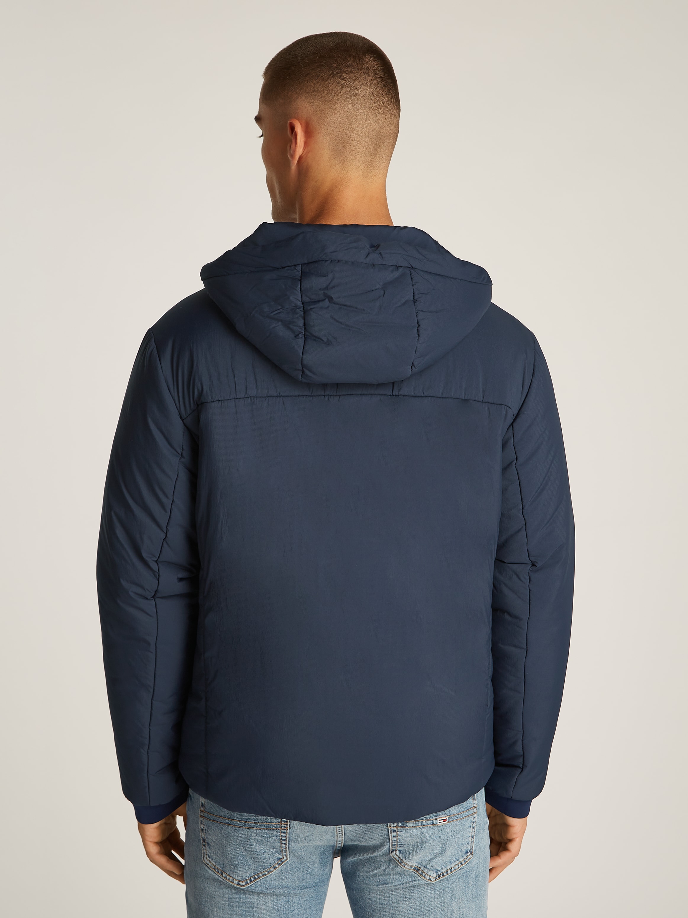 Tommy Jeans Kurzjacke »TJM LT POLY JACKET EXT«, mit Kapuze, mit Logostickerei