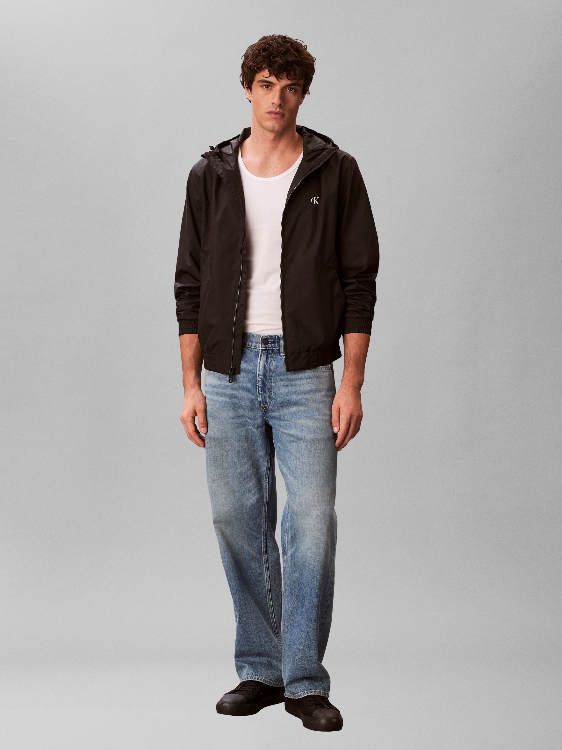 Calvin Klein Jeans Allwetterjacke »HOODED NYLON« mit Kapuze Regular fit mit Rundhalsausschnitt und Kapuze
