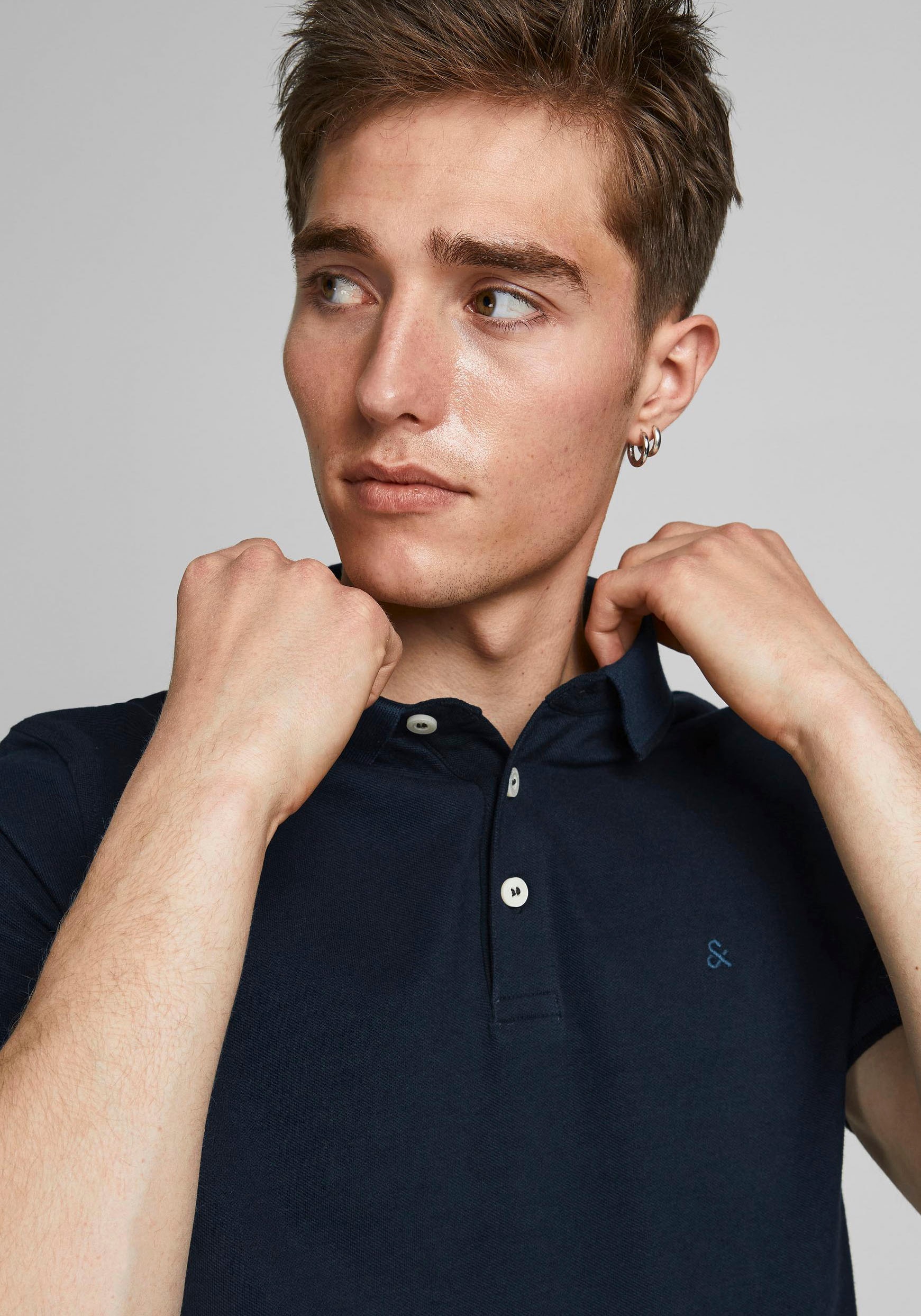 Jack & Jones Poloshirt »JJEPAULOS Poloshirt mit klassischem Kragen und figurbetonter Form«, Logostickerei, modisch, schmal, Baumwolle, Polokragen
