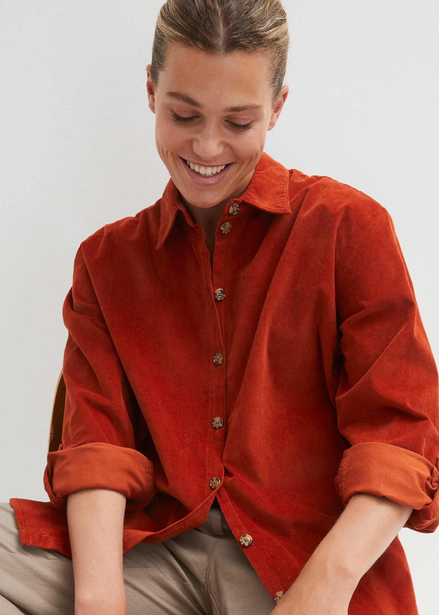 bonprix Langarmbluse »Cord-Hemd mit Seitenschlitz« lockere Passform, für den Alltag, aus Cord, mit Hemdblusenkragen