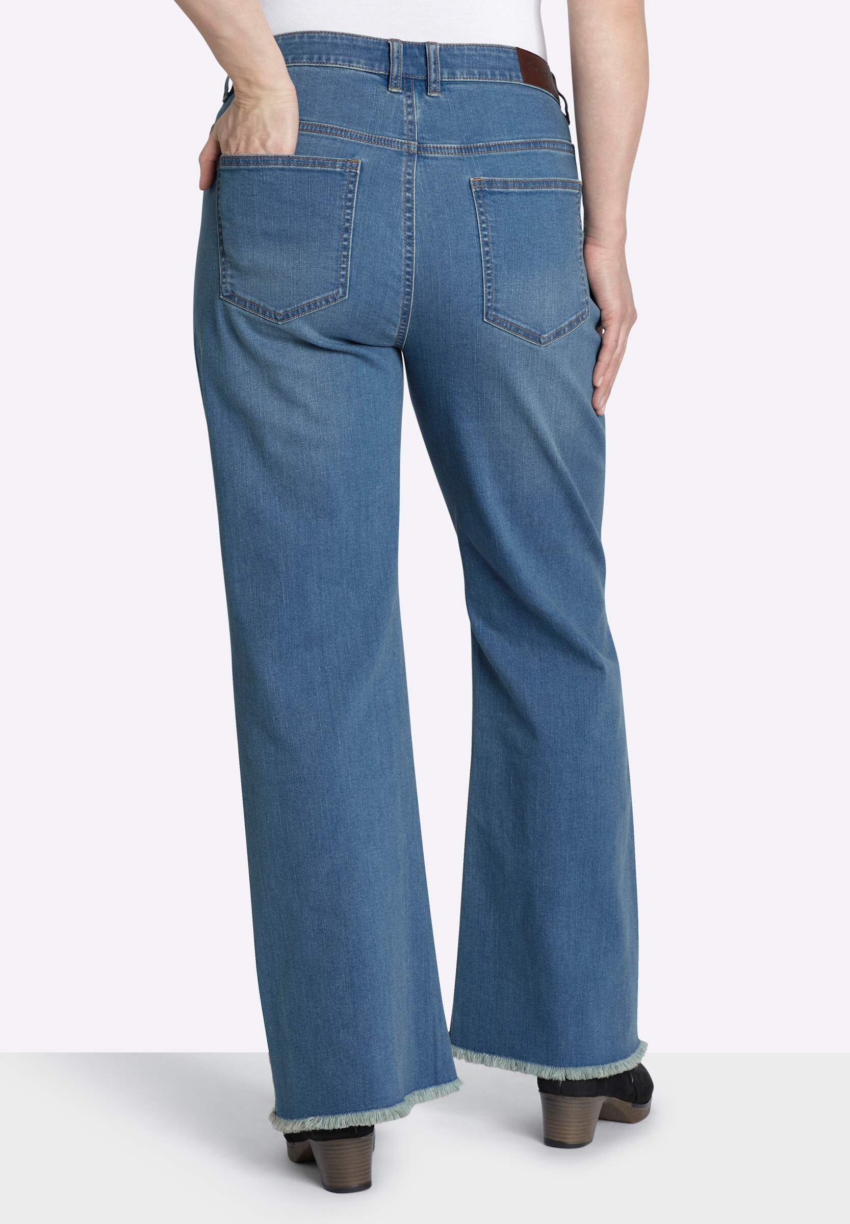 Sheego 5-Pocket-Jeans »Bootcut-Jeans Bootcut-Jeans mit Fransensaum«