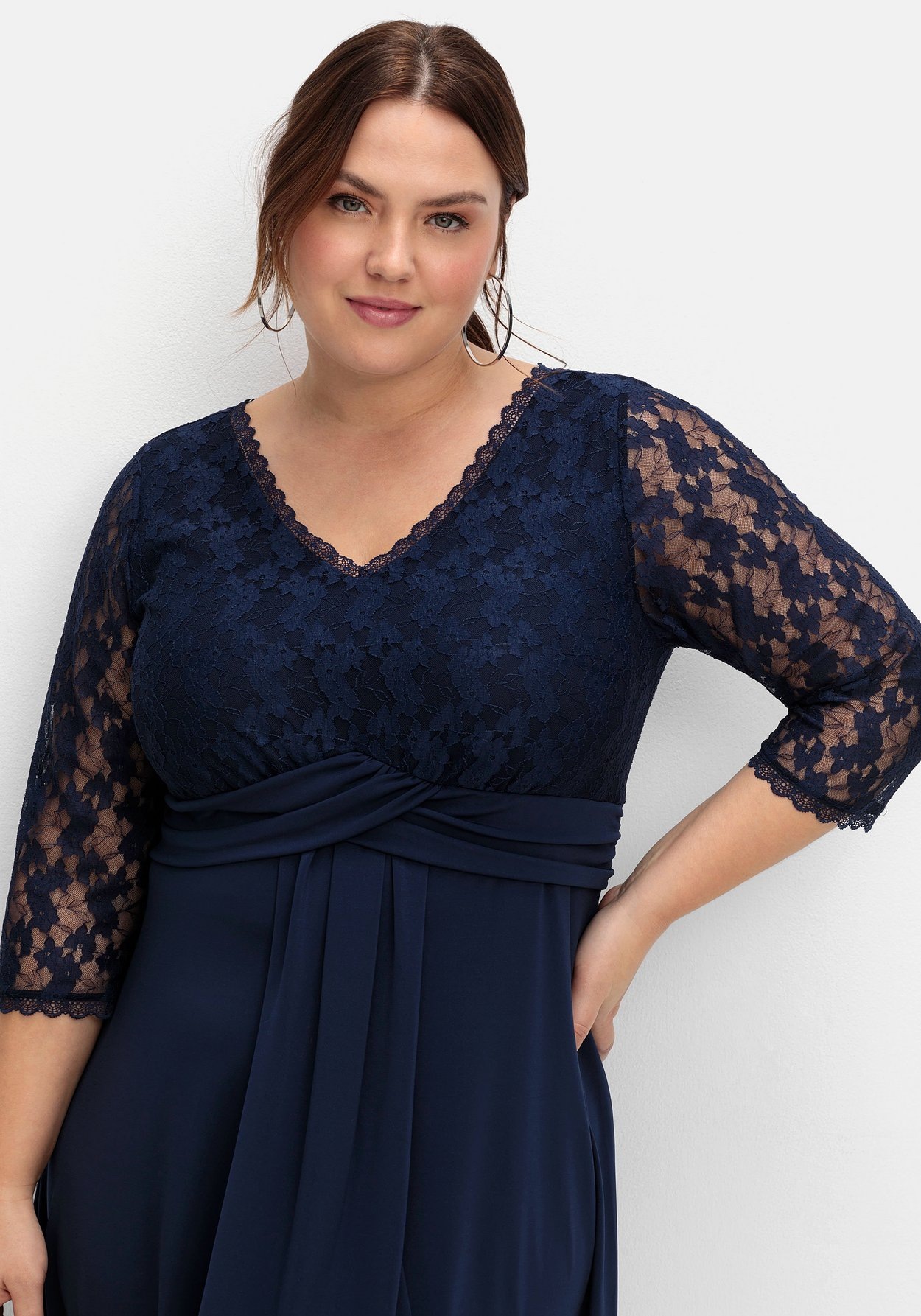 Sheego Abendkleid »Abendkleid mit floraler Spitze und Zier-Knotendetail«