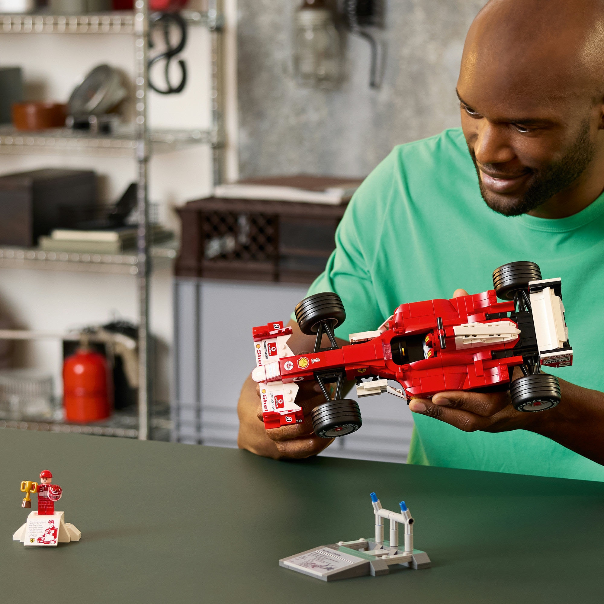 LEGO® Konstruktionsspielsteine »Ferrari F2004 und Michael Schumacher (11375), LEGO Icons«