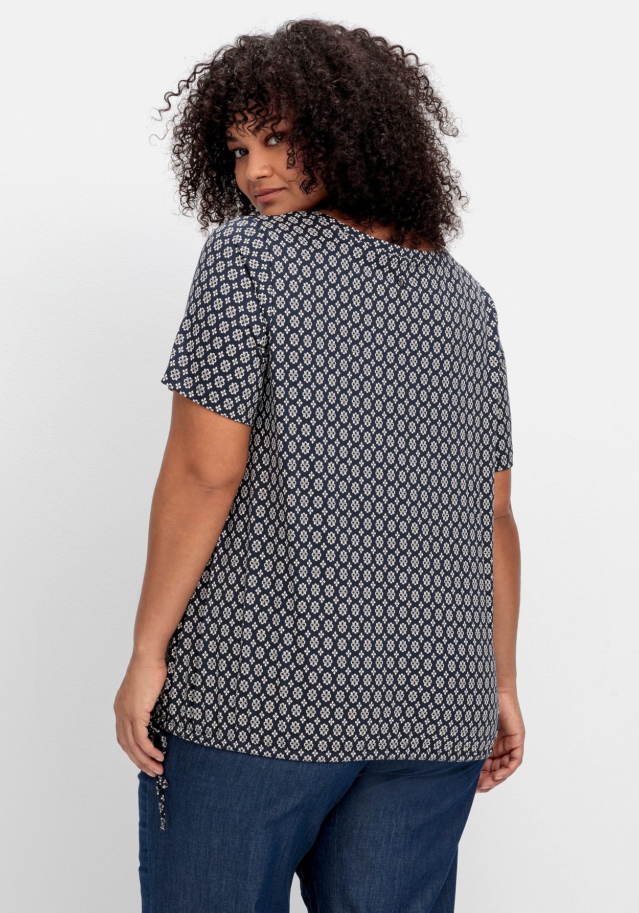 Sheego T-Shirt »Shirt mit Tunnelzug am Saum und Alloverprint«, mit Tunnelzug am Saum und Alloverprint