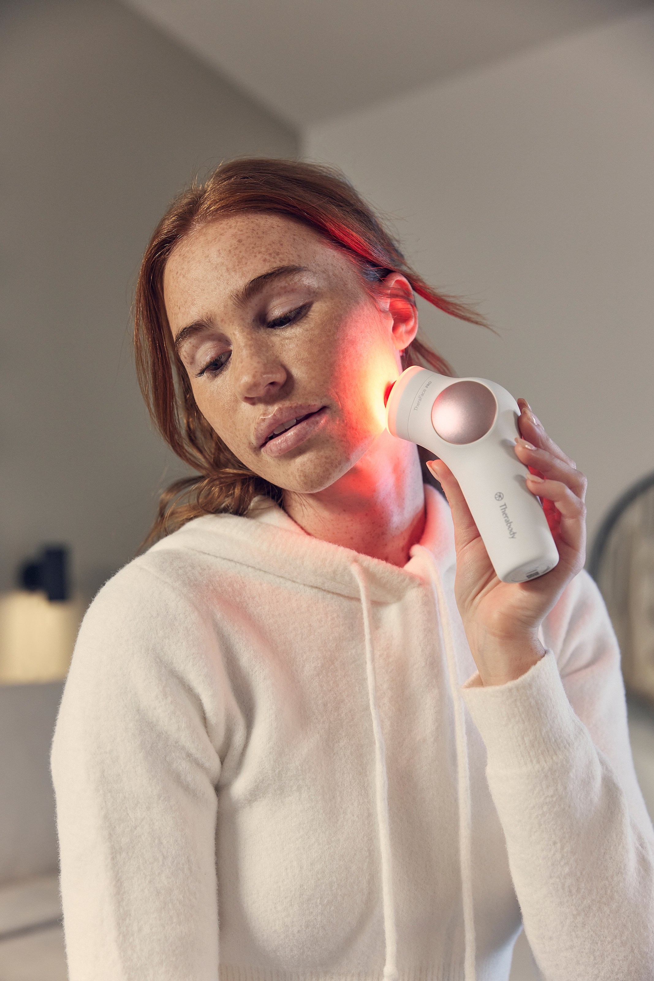 Therabody Massagegerät »TheraFace PRO, preisgekröntes All-in-one-Gerät für die Hautpflege«, Tiefenreinigung, Mikrocurrent, LED-Lichttherapie