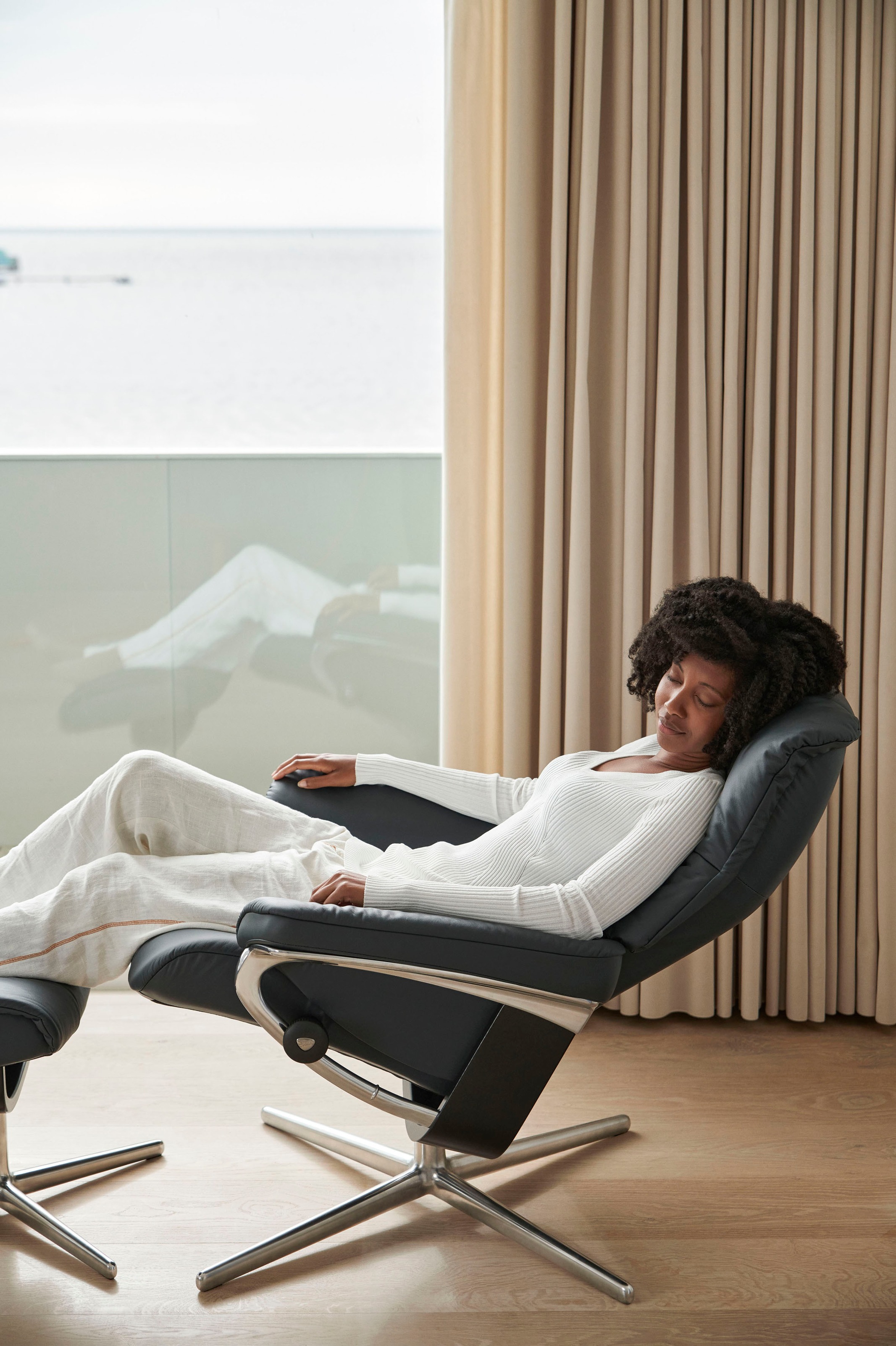 Stressless® Relaxsessel »Mayfair«, (Set, Relaxsessel mit Hocker), mit Hocker, mit Cross Base, Größe S, M & L, Holzakzent Schwarz