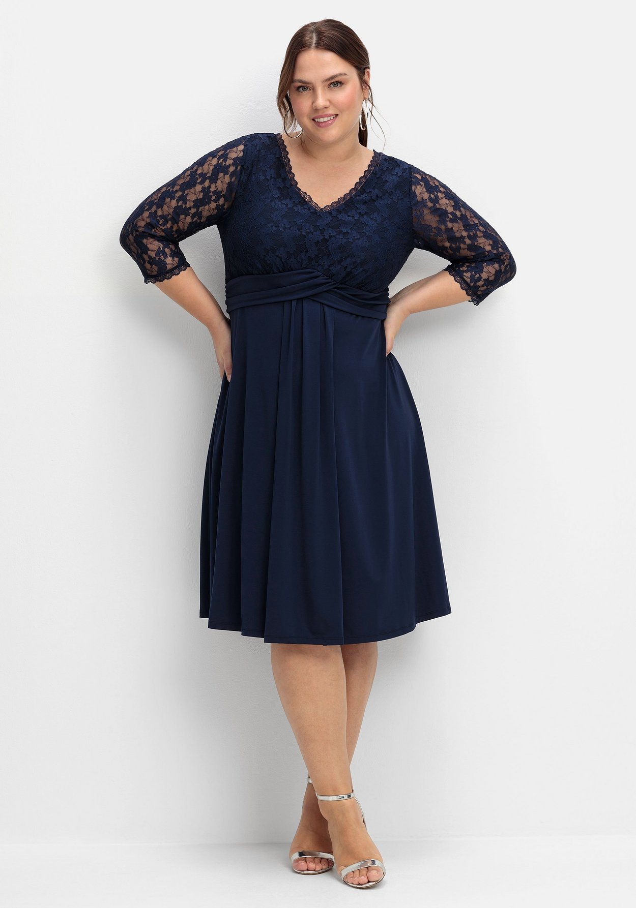 Sheego Abendkleid »Abendkleid mit floraler Spitze und Zier-Knotendetail«