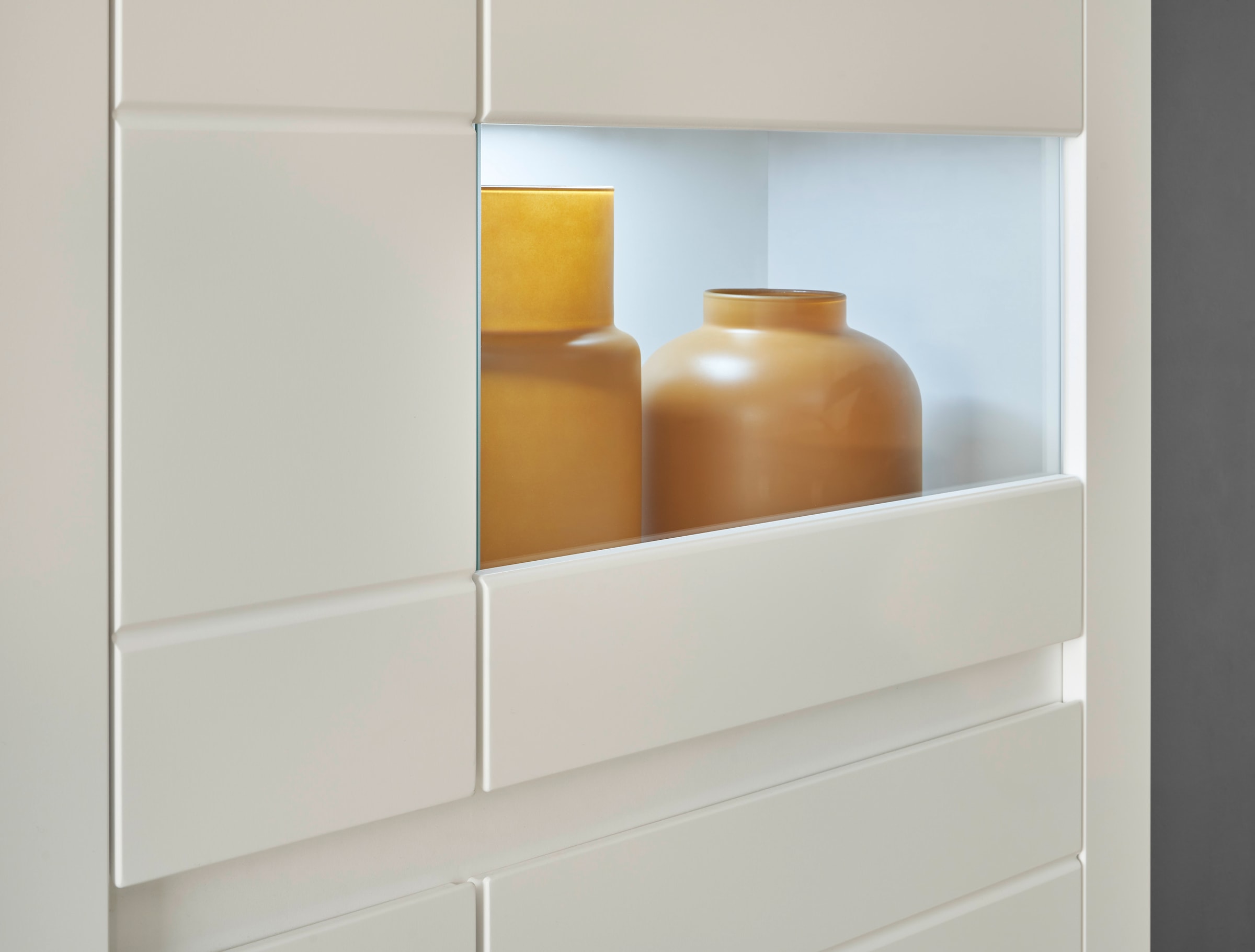 INOSIGN Vitrine »Chester, Hochschrank mit Stauraum, Glasvitrine, Anrichte, Weiß Matt«, (1 St.), austauschbare Blende in der Griffleiste, zeitloses Design, 85 cm breit