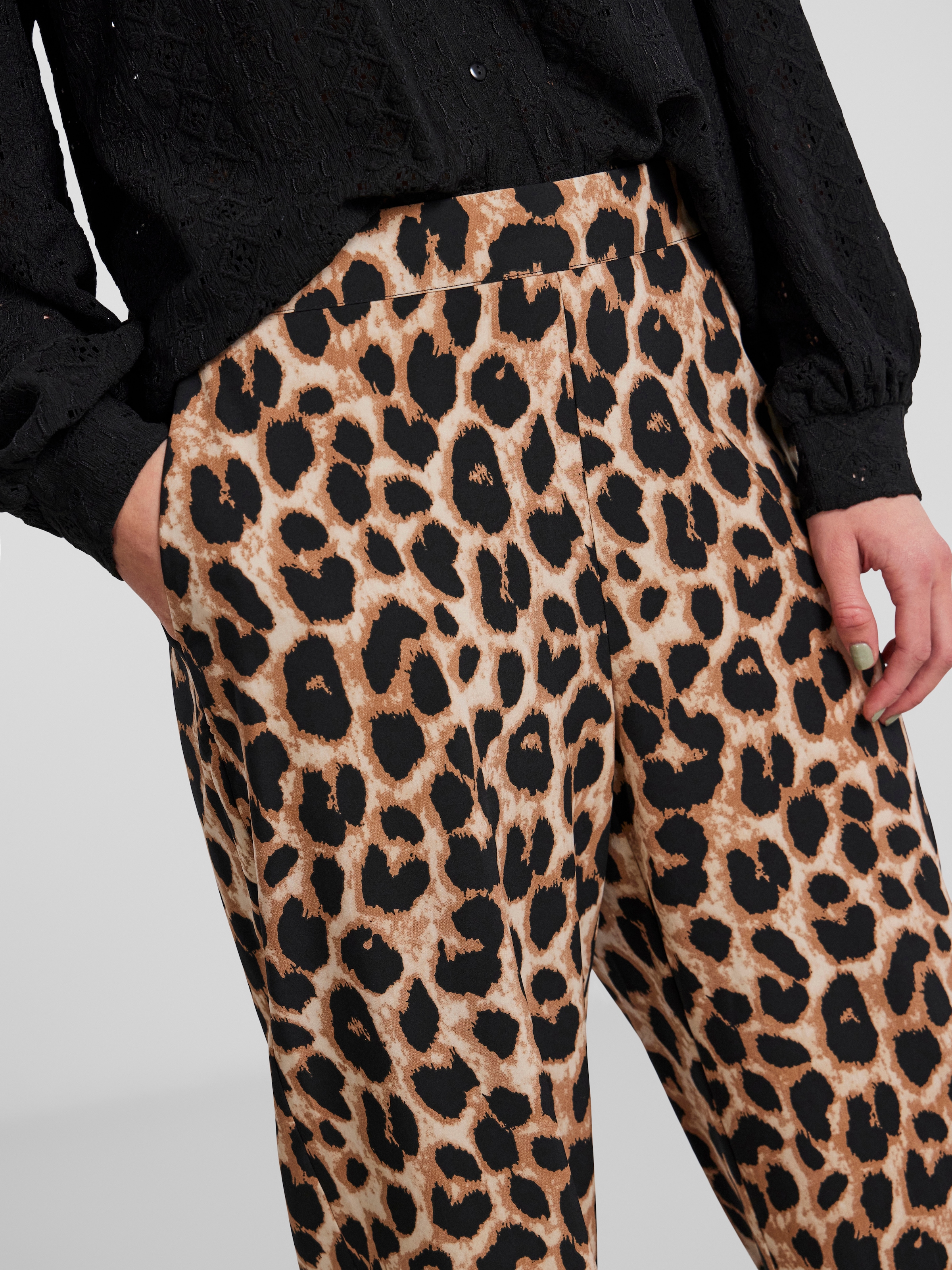 pieces Schlupfhose »PCGURLA HW PANTS WVN NOOS BC«  mit Leo Muster