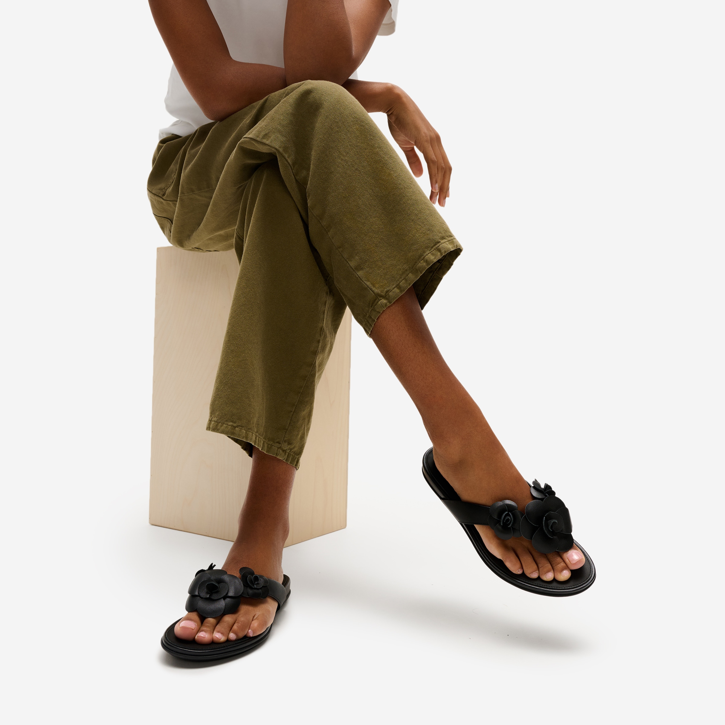 Fitflop Dianette »GRACIE FLOWER LEATHER FLIP-FLOPS«  Zehentrenner, Sommerschuh mit auffälliger Blüte