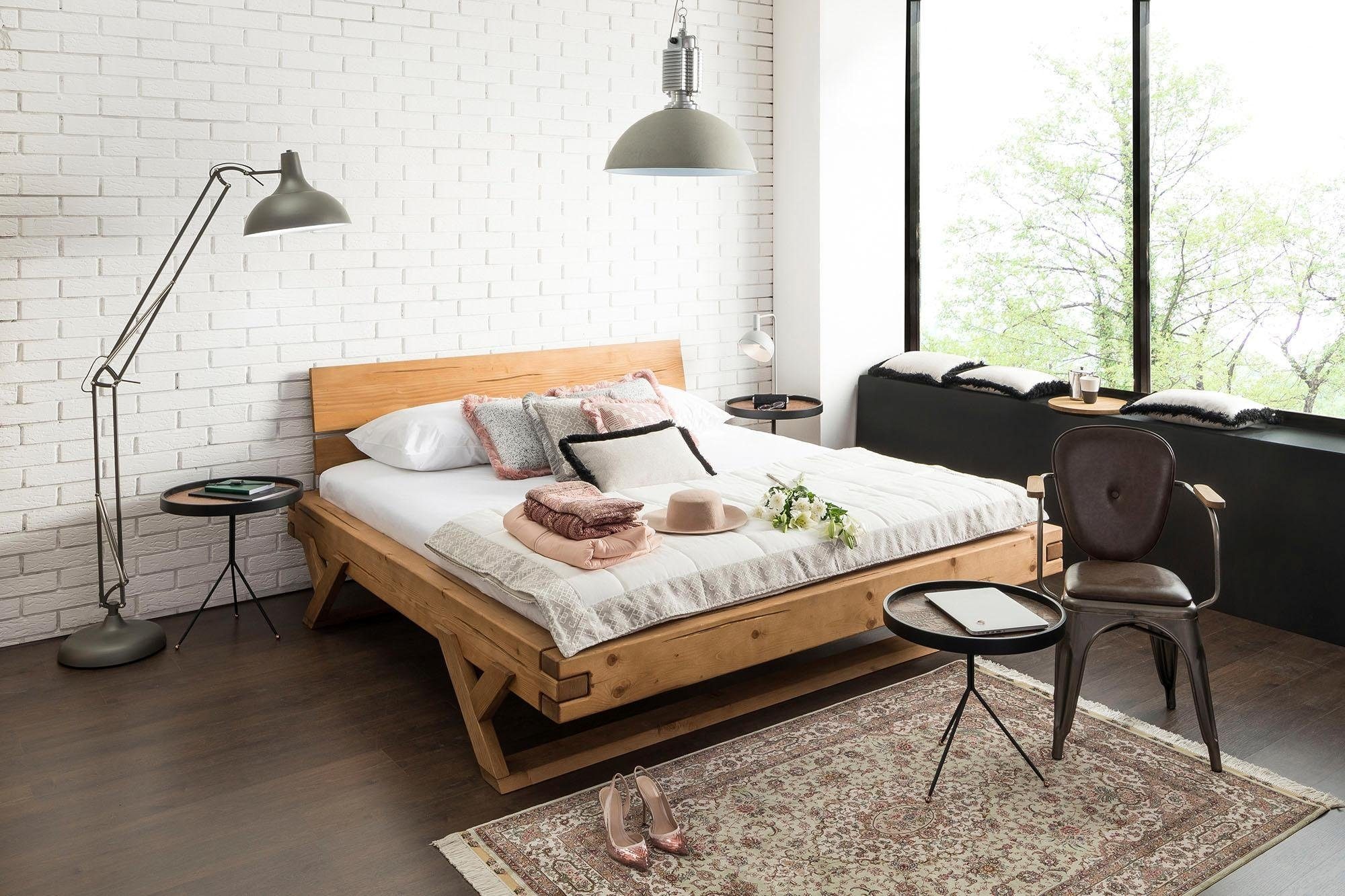 SalesFever Massivholzbett »Eik: Elegantes Bett aus Massivholz« Tradition trifft Moderne: Unikates Balkenbett mit Y-Füßen