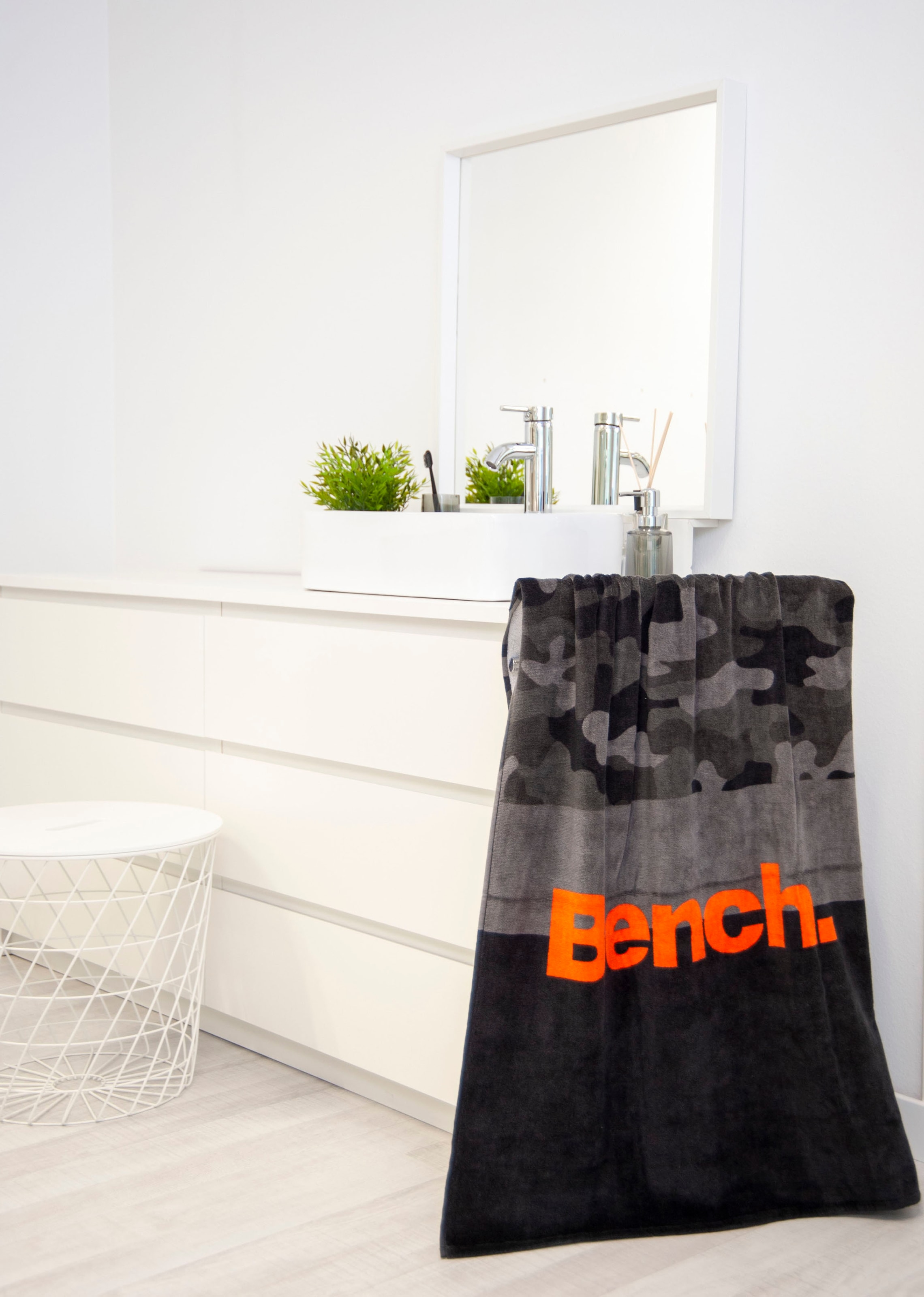 Bench. Online-Shop »Bench«, Strandtuch St.), im Schriftzug mit dekorativem \