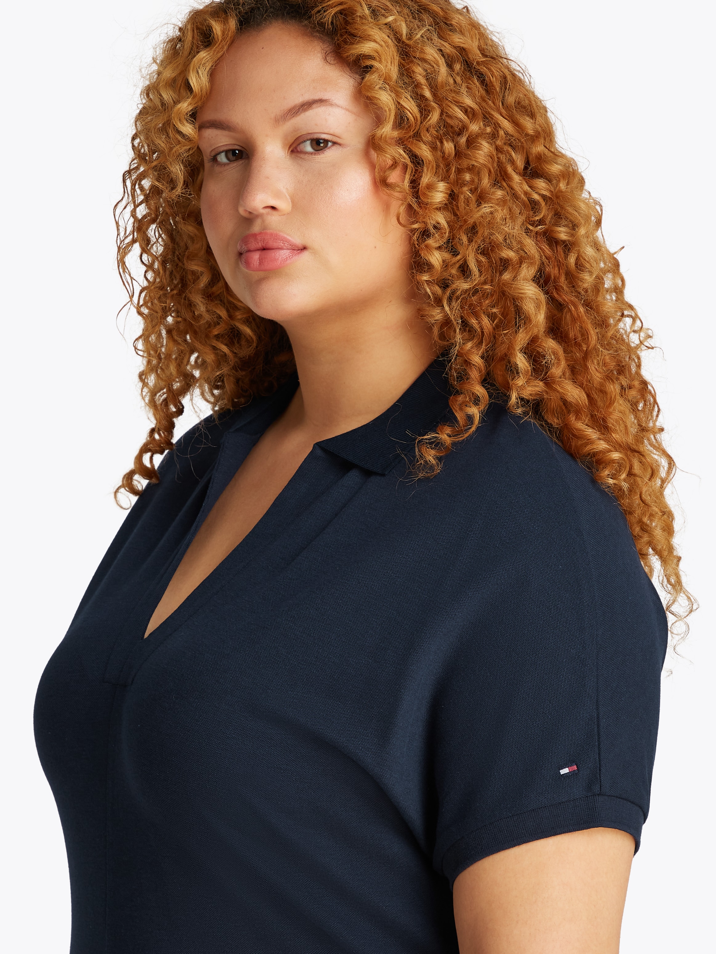 Tommy Hilfiger Curve Midikleid »CRV LYOCELL OPEN-NK MIDI DRESS«, in Großen Größen, Logostickerei, V-Ausschnitt