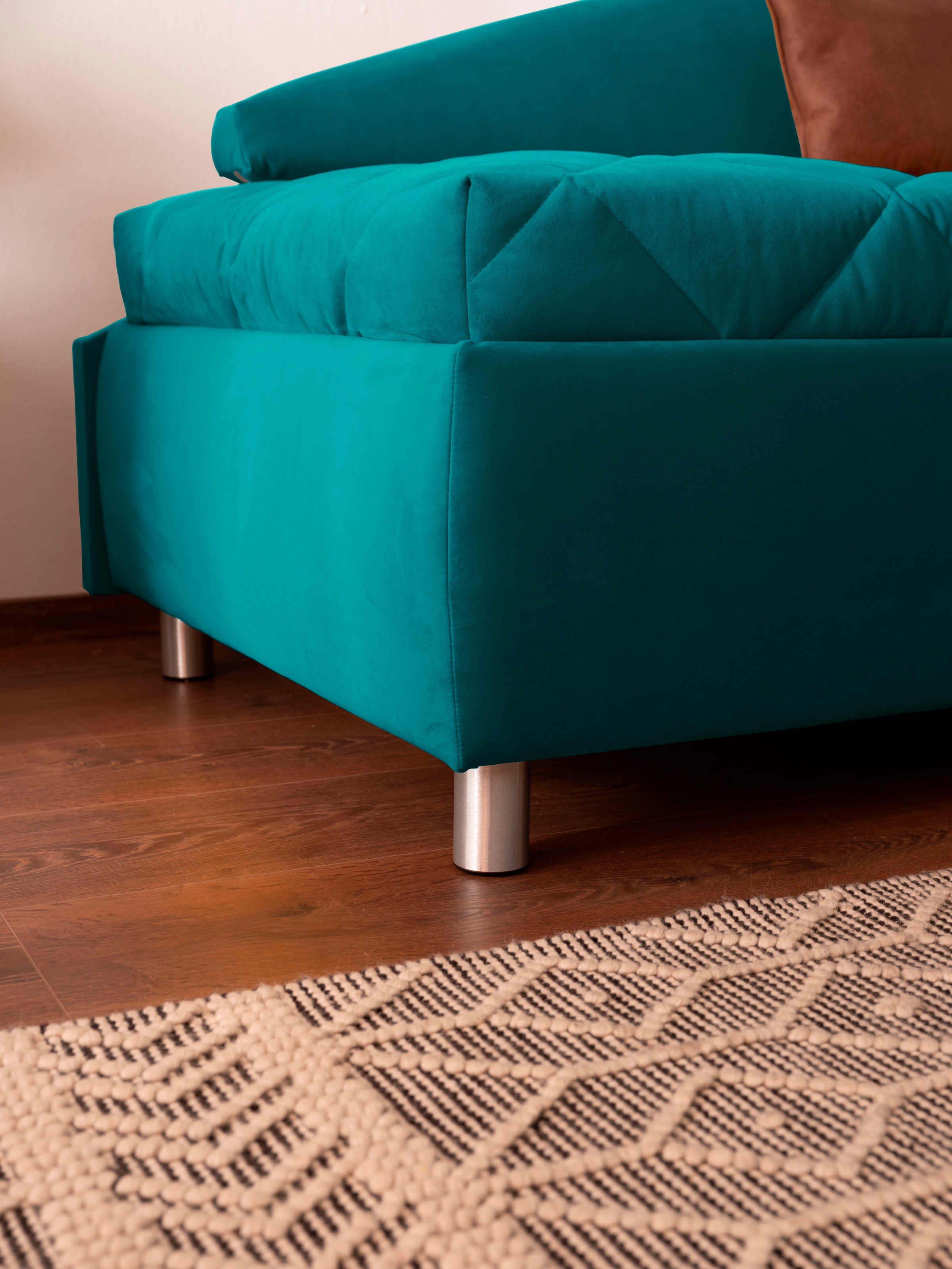 alina Schlafsofa »Lindsay«, Bettkasten, Zierkissen-Set aus: 2 Stk. 40x40cm, 1 Stk. 30x30cm