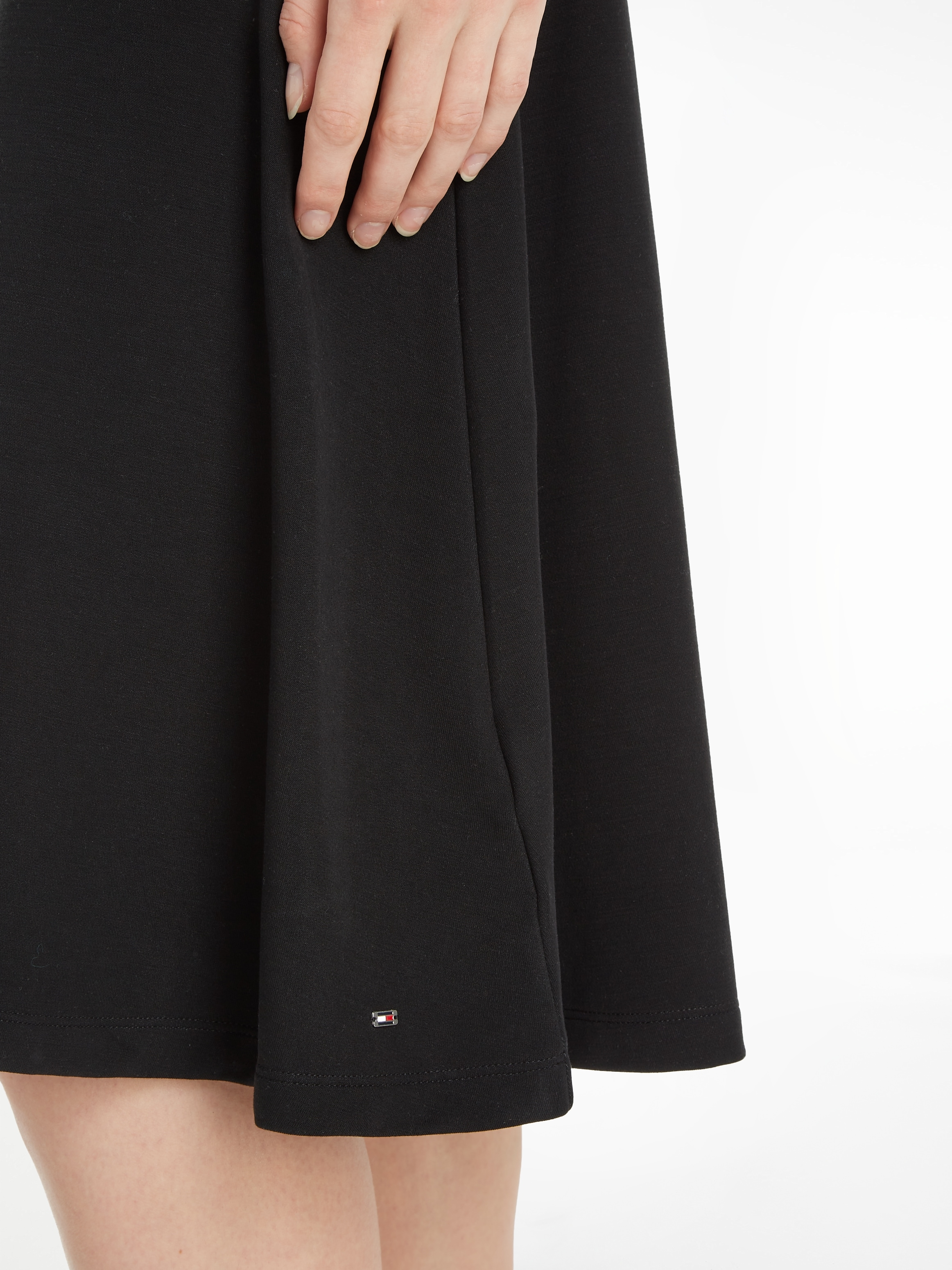 Tommy Hilfiger Jerseykleid »SHINY INTERLOCK V-NK NS KNEE DRS«, mit Logostickerei