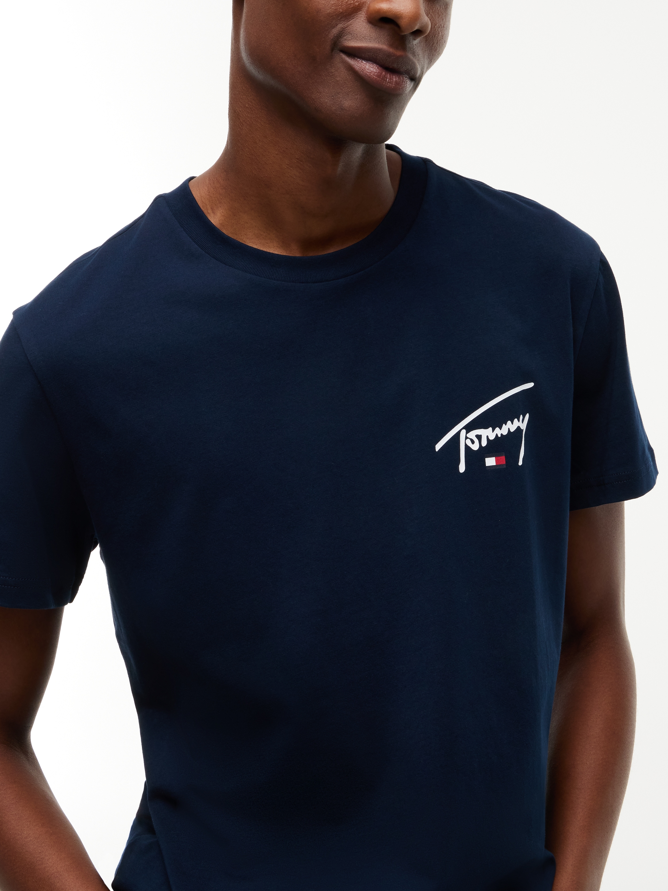 Tommy Jeans T-Shirt »SLIM SIGNATURE CHEST TEE« Slim fit mit Rundhalsausschnitt