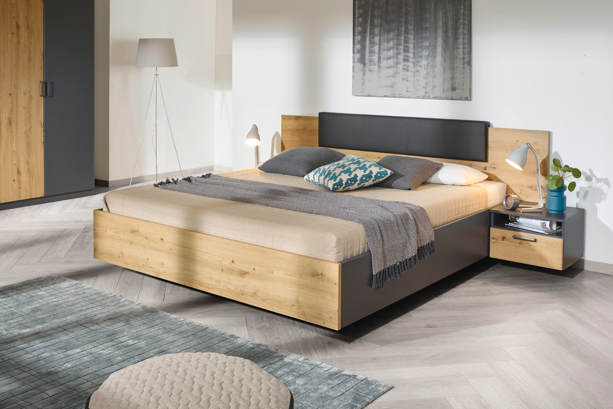 rauch Schlafzimmer-Set »Miro«, Drehtürenschrank in 2 Breiten, Bett in 2 Größen und 2 Hängenachttische