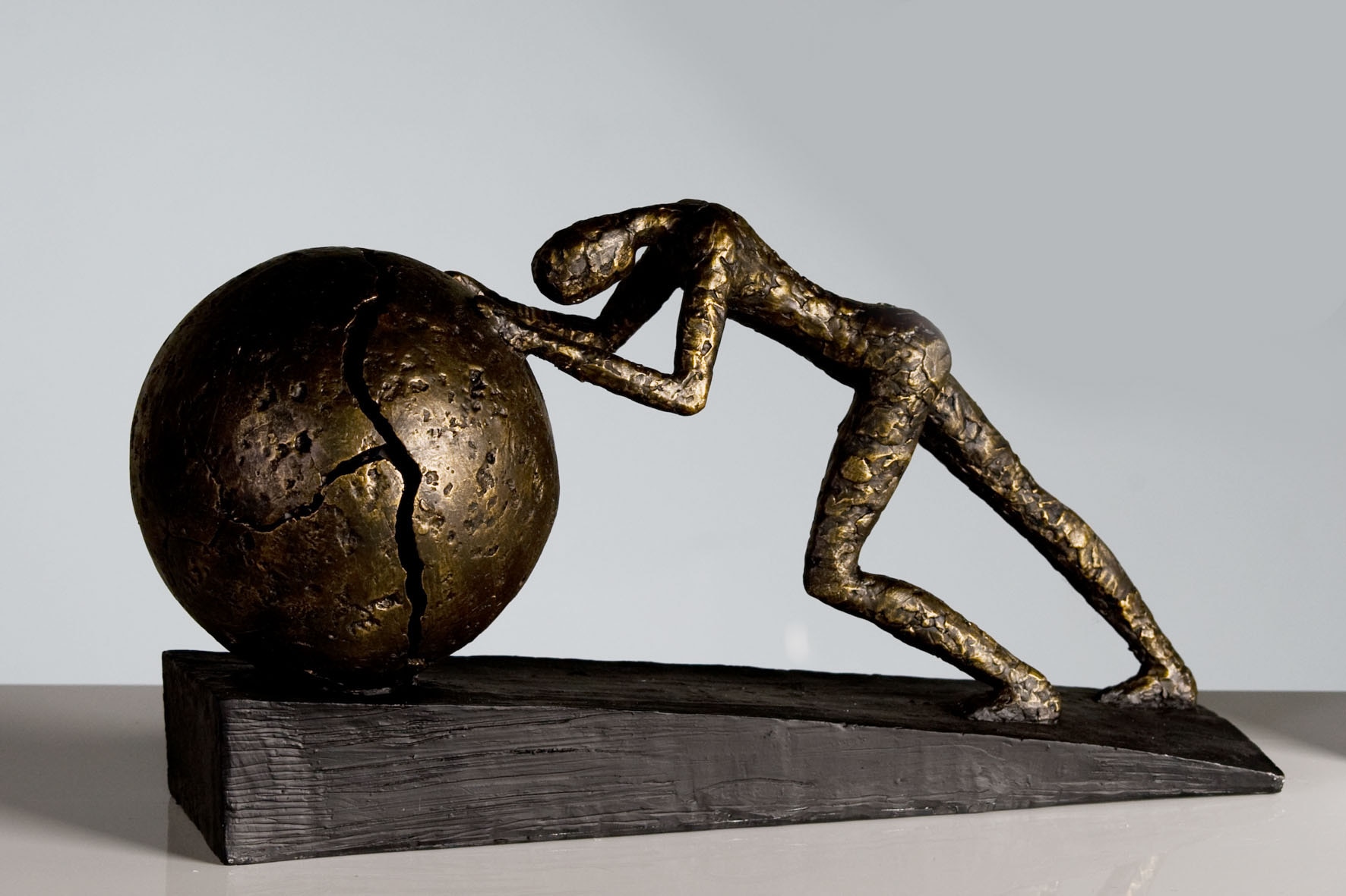Casablanca by Gilde Dekofigur »Skulptur Heavy Ball«, (1 St.), Dekoobjekt,  Höhe 22 cm, mit Spruchanhänger, Wohnzimmer bestellen online bei OTTO