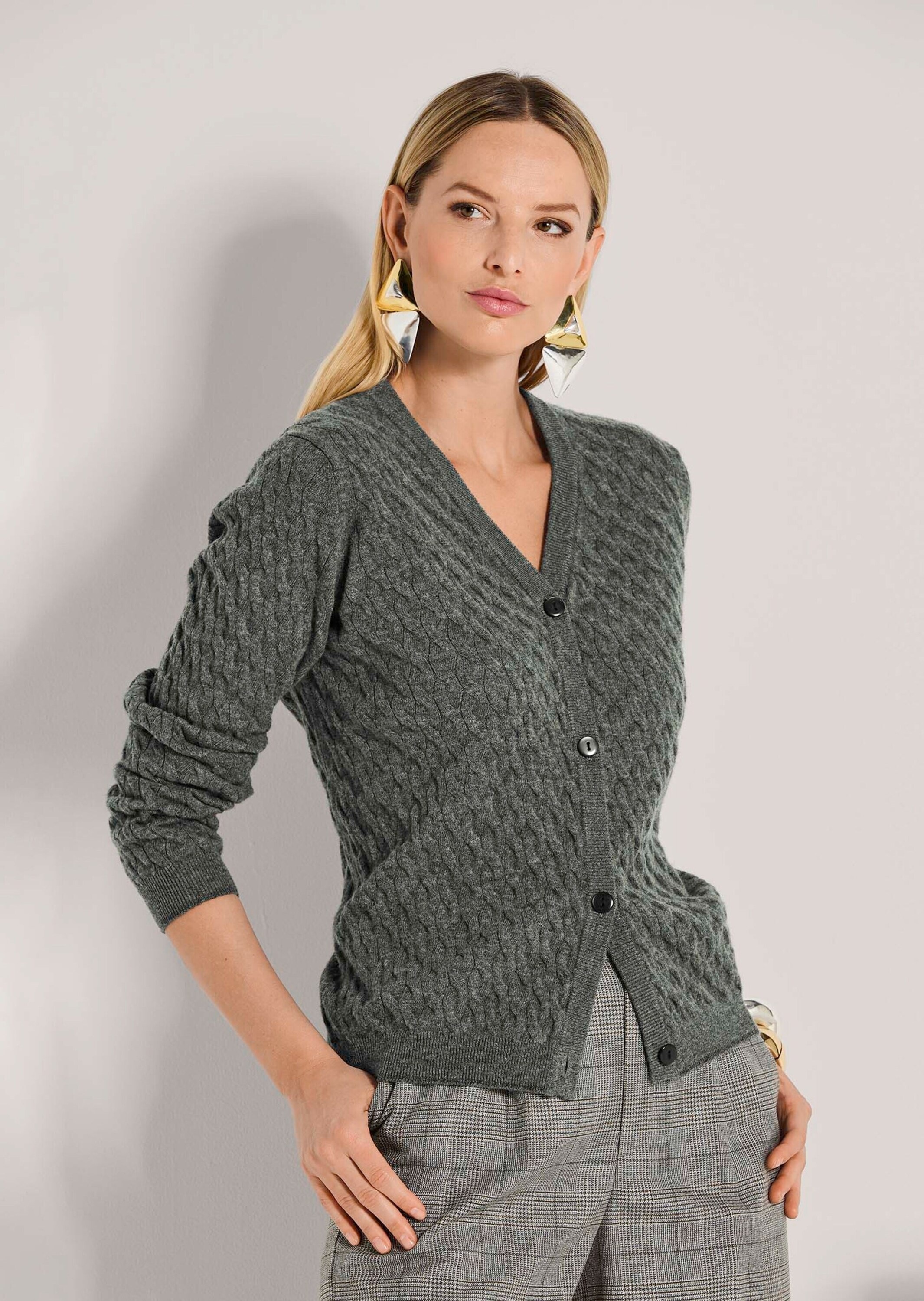 MADELEINE Strickjacke »Strickjacke Stilvolle Maschenjacke mit Zopfmuster« Allover Zopfmuster