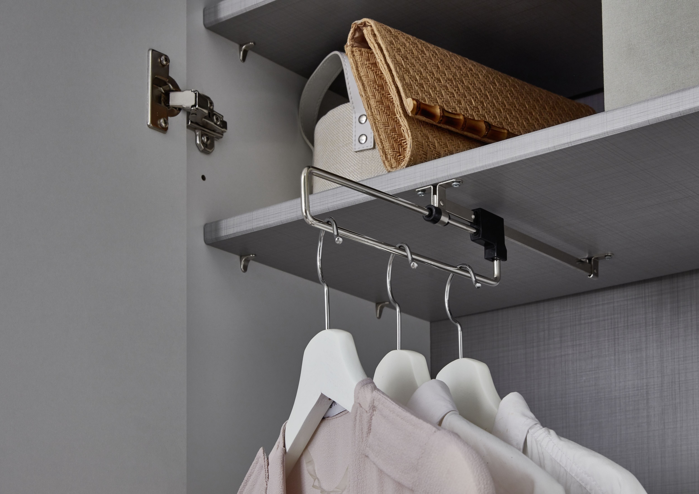 Wimex Kleiderschrank »Mugano,in 8 Breiten,3 Höhen,2 Tiefen, viele Farben, Made in Germany«, (in Basic oder Premium Ausstattung mit 2 weiteren Einlegeböden), mit langen Griffstangen aus Metall, wahlweise mit oder ohne Spiegel